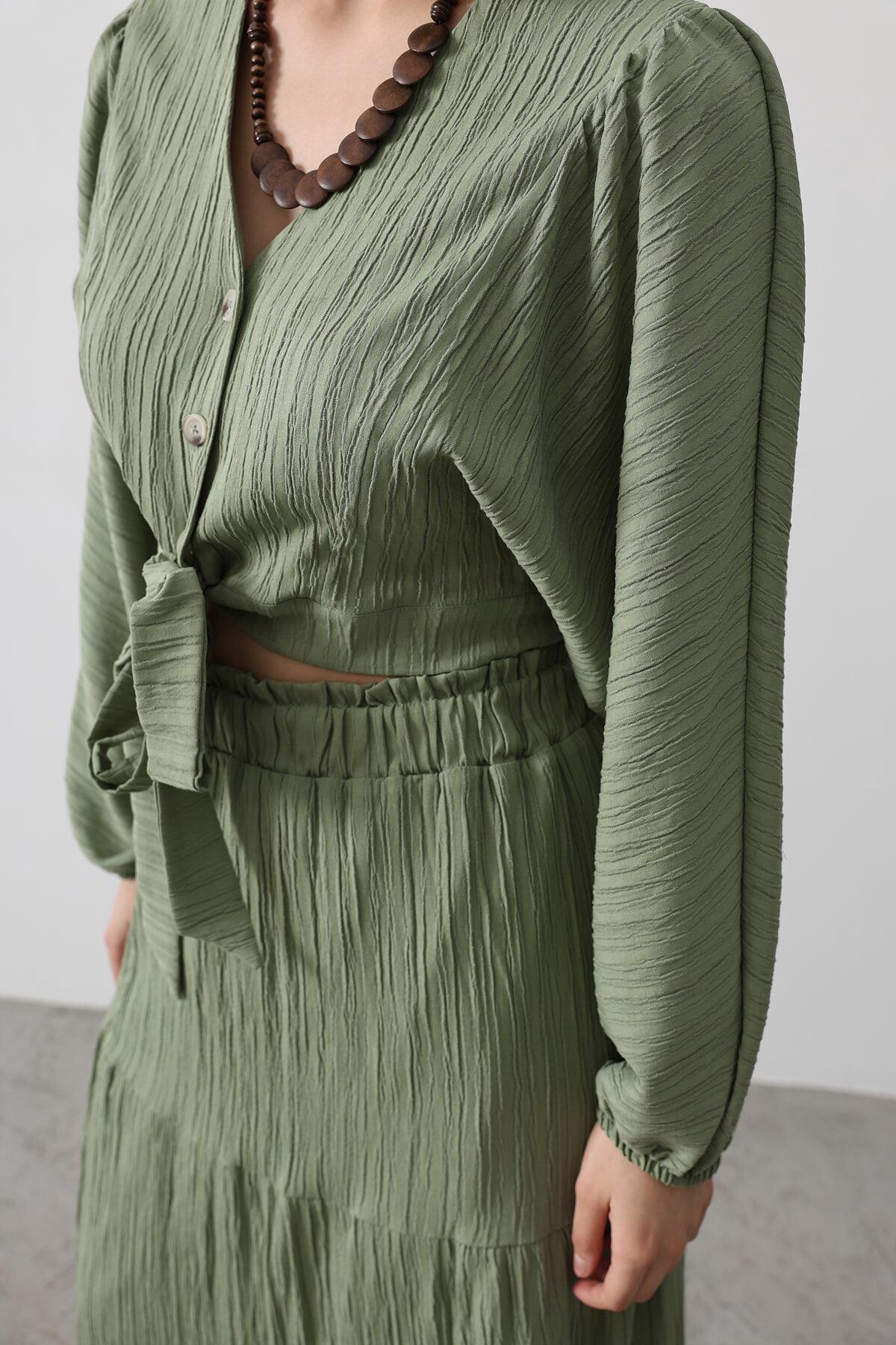 Haki V Yaka Bağlama Detaylı Gömlek Ve Beli Lastikli Pileli Etek Takım