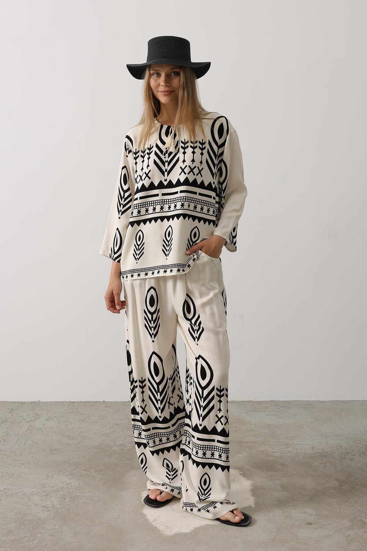 Siyah Etnik Desenli Bağcık Detaylı Bluz Ve Beli Lastikli Pantolon Takım