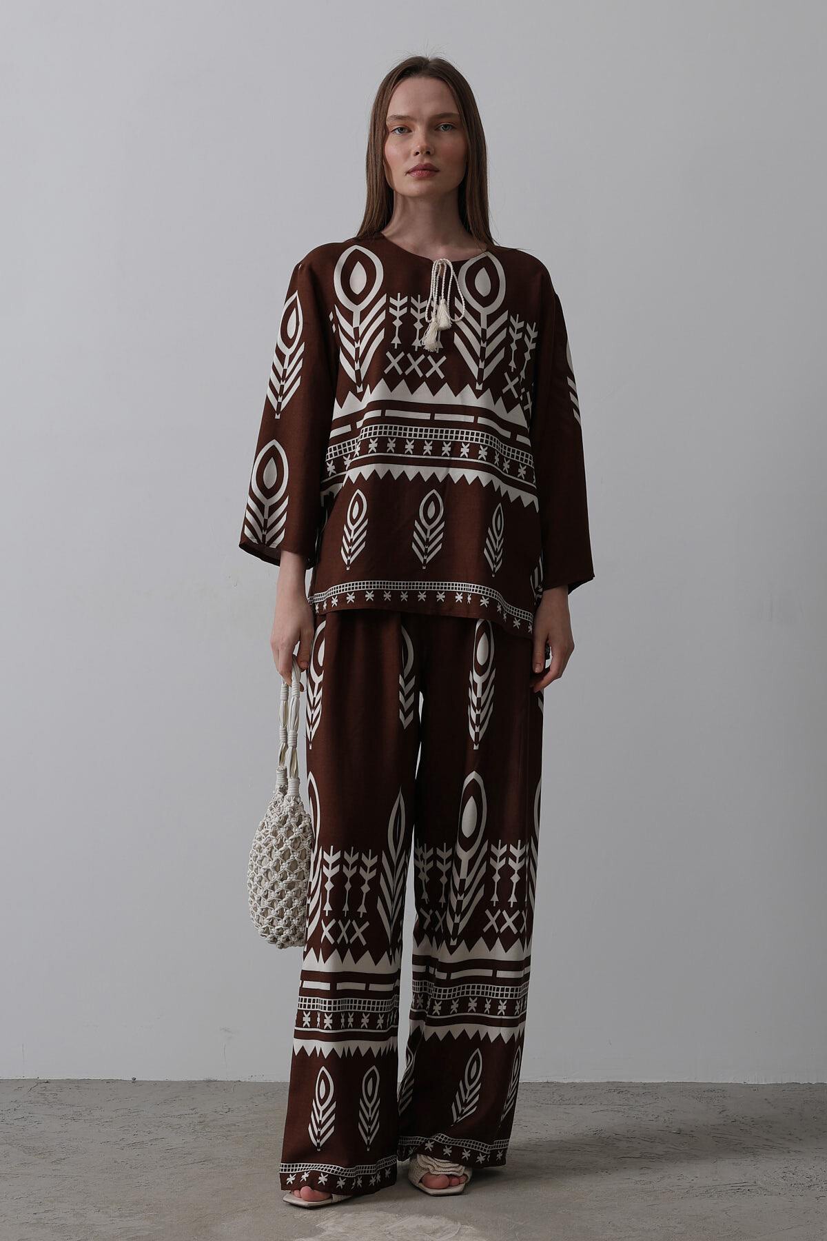 Kahve Etnik Desenli Bağcık Detaylı Bluz Ve Beli Lastikli Pantolon Takım