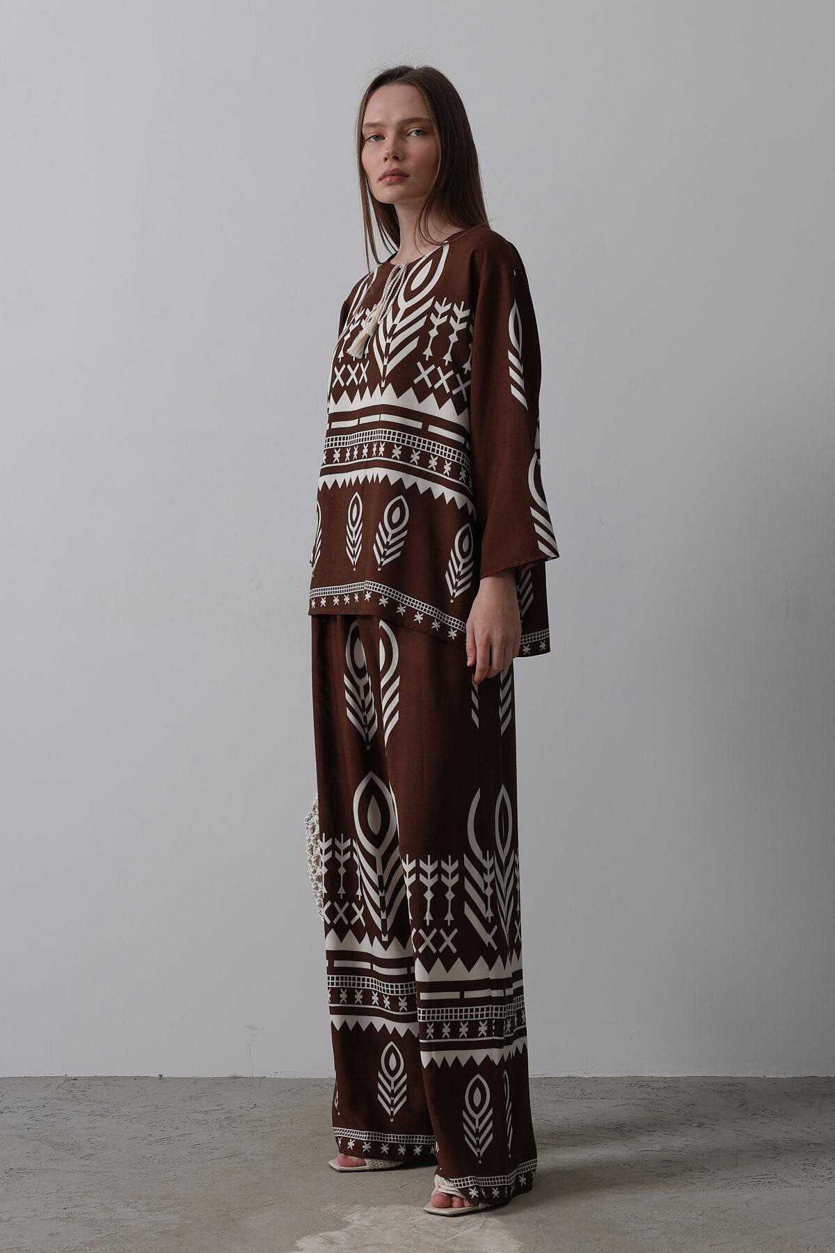 Kahve Etnik Desenli Bağcık Detaylı Bluz Ve Beli Lastikli Pantolon Takım