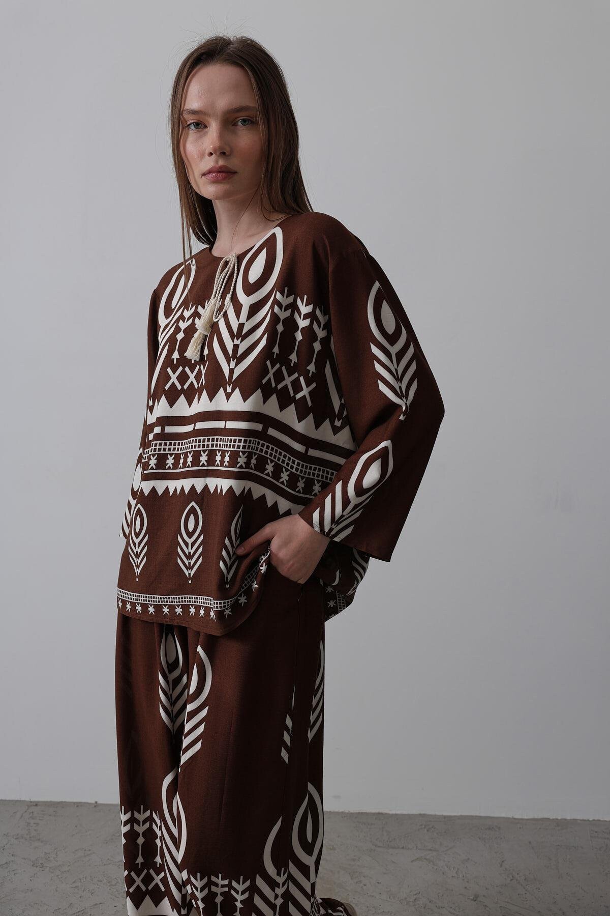 Kahve Etnik Desenli Bağcık Detaylı Bluz Ve Beli Lastikli Pantolon Takım