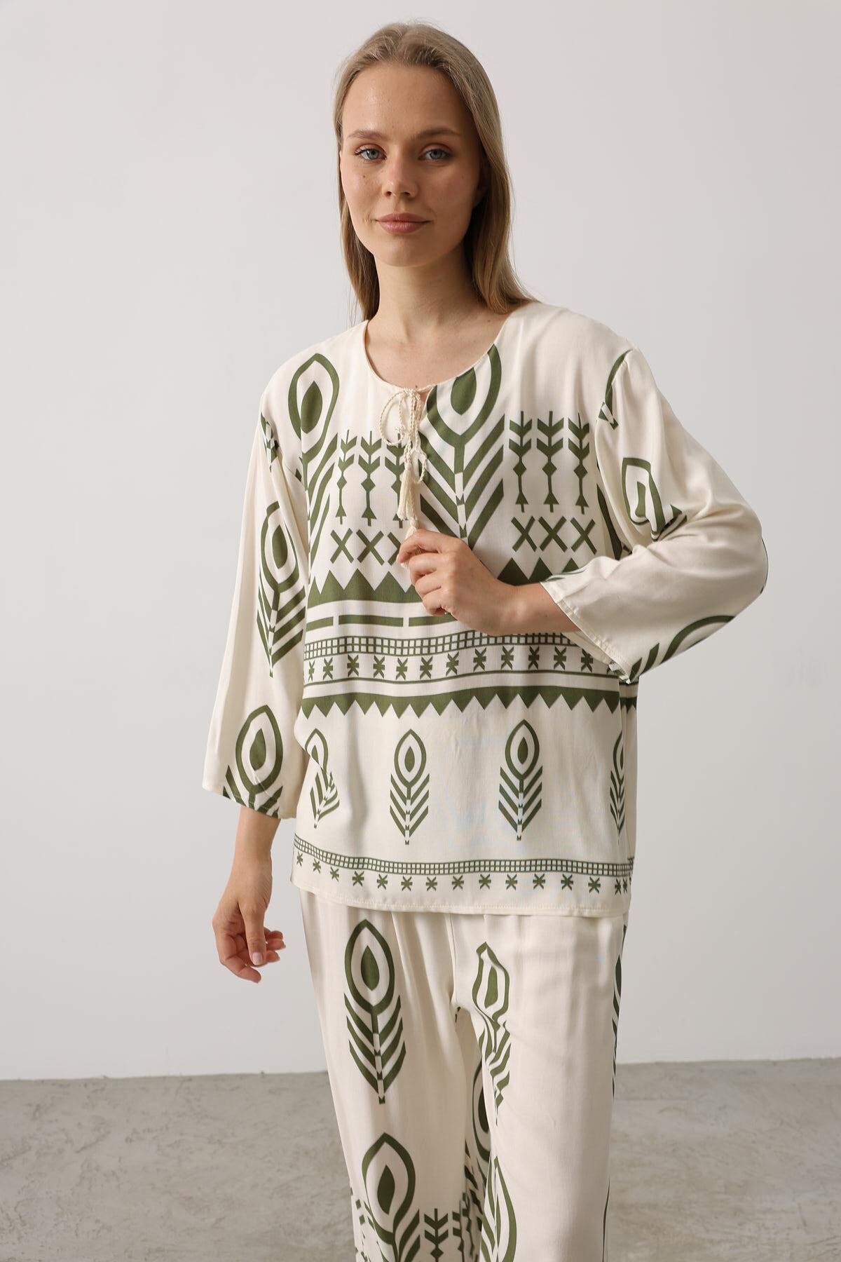 Yeşil Etnik Desenli Bağcık Detaylı Bluz Ve Beli Lastikli Pantolon Takım