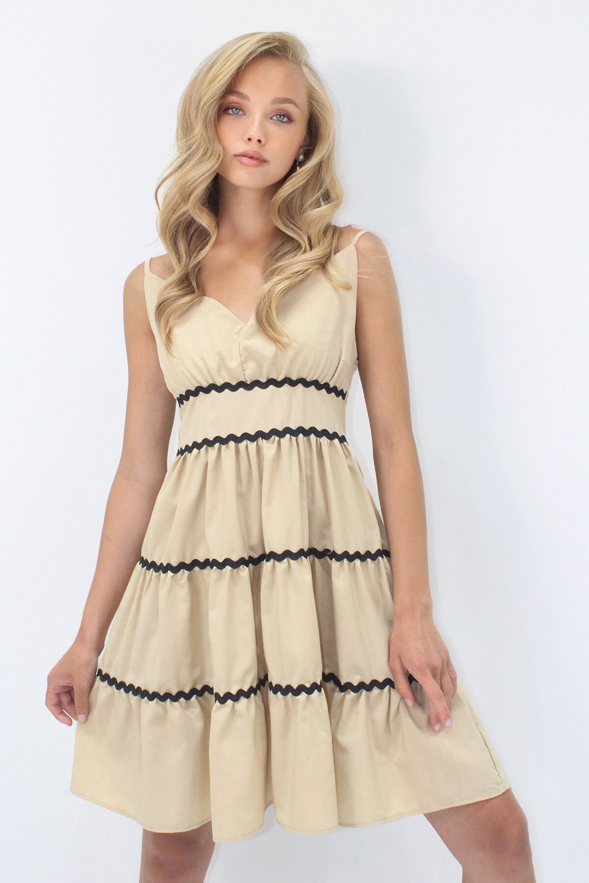 Bej Ayarlanabilir Askılı Sırtı Gipeli Kat Kat Volanlı Poplin Elbise