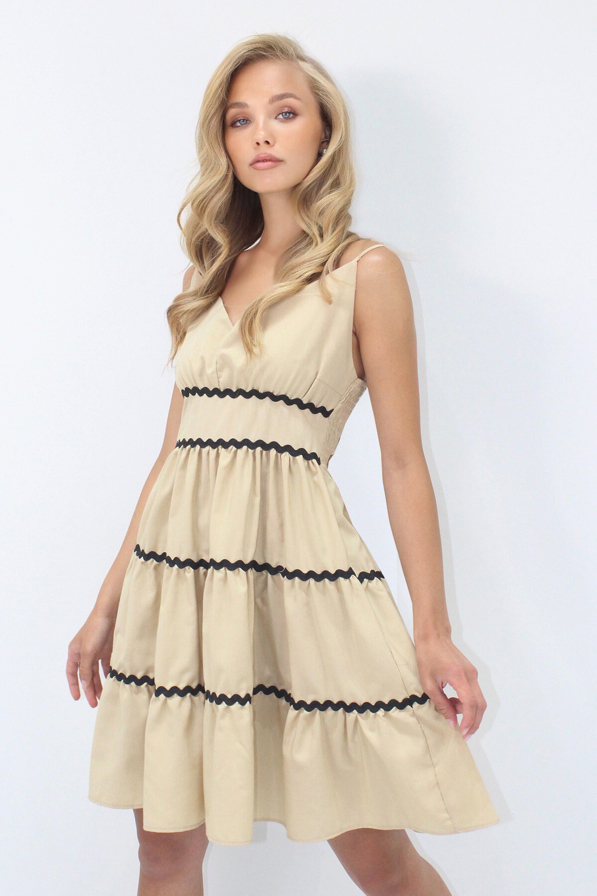 Bej Ayarlanabilir Askılı Sırtı Gipeli Kat Kat Volanlı Poplin Elbise