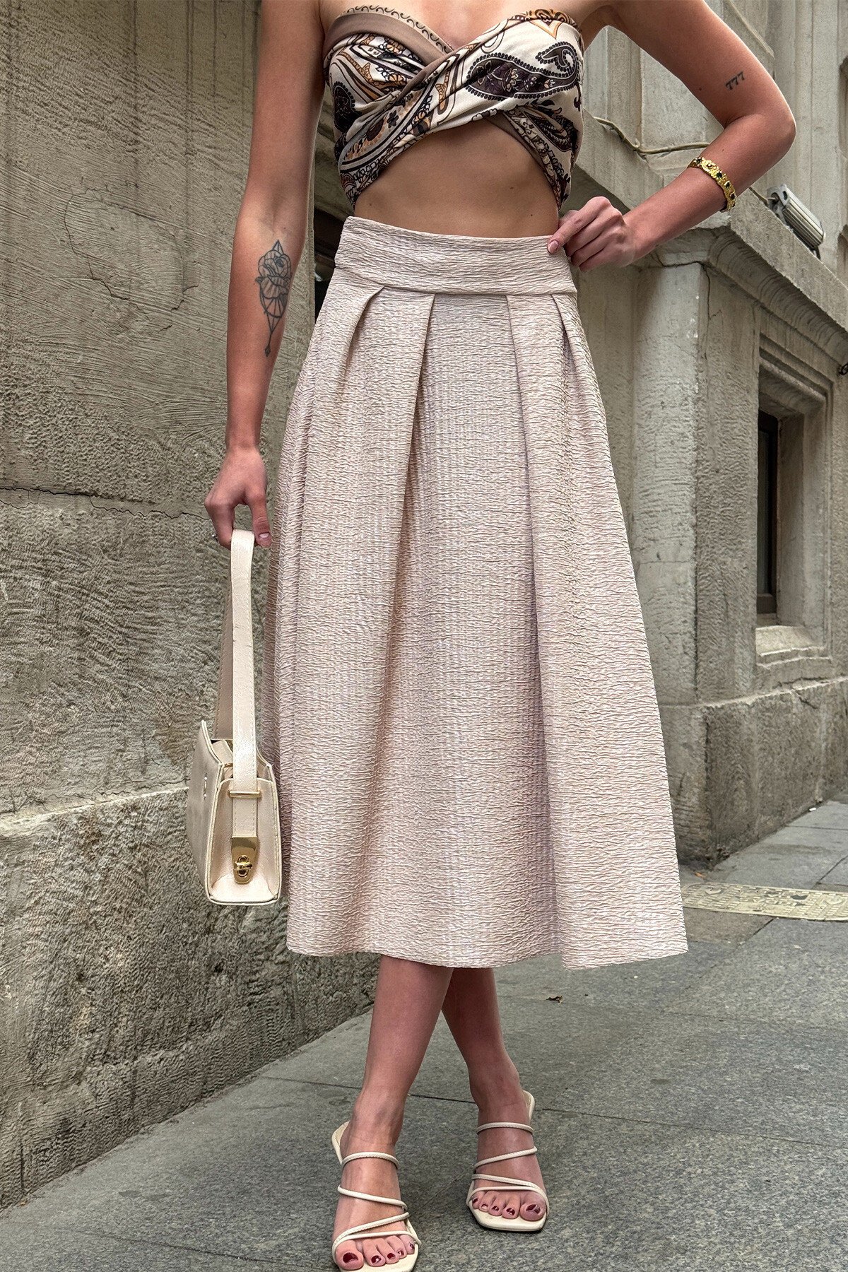 Bej Beli Lastikli Fermuar Kapamalı Pileli Midi Boy Etek