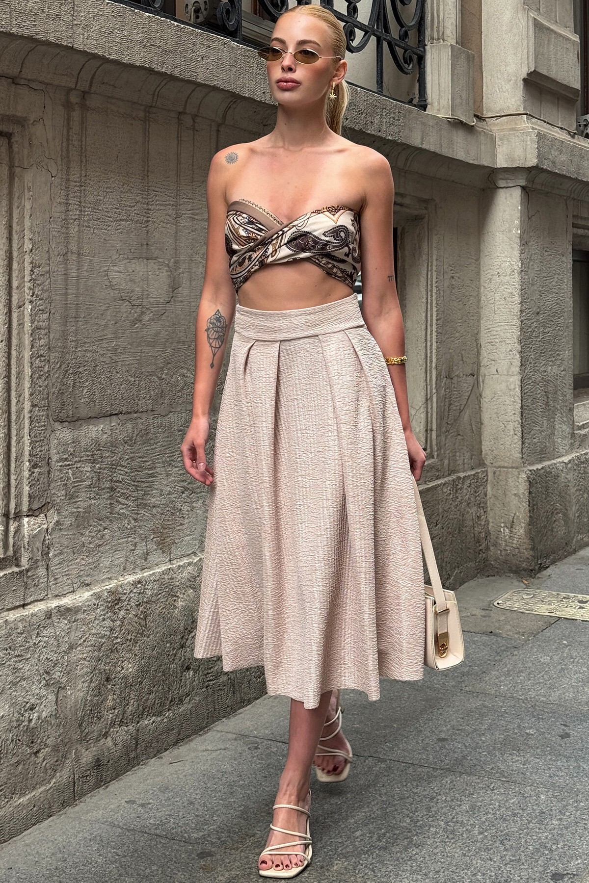 Bej Beli Lastikli Fermuar Kapamalı Pileli Midi Boy Etek