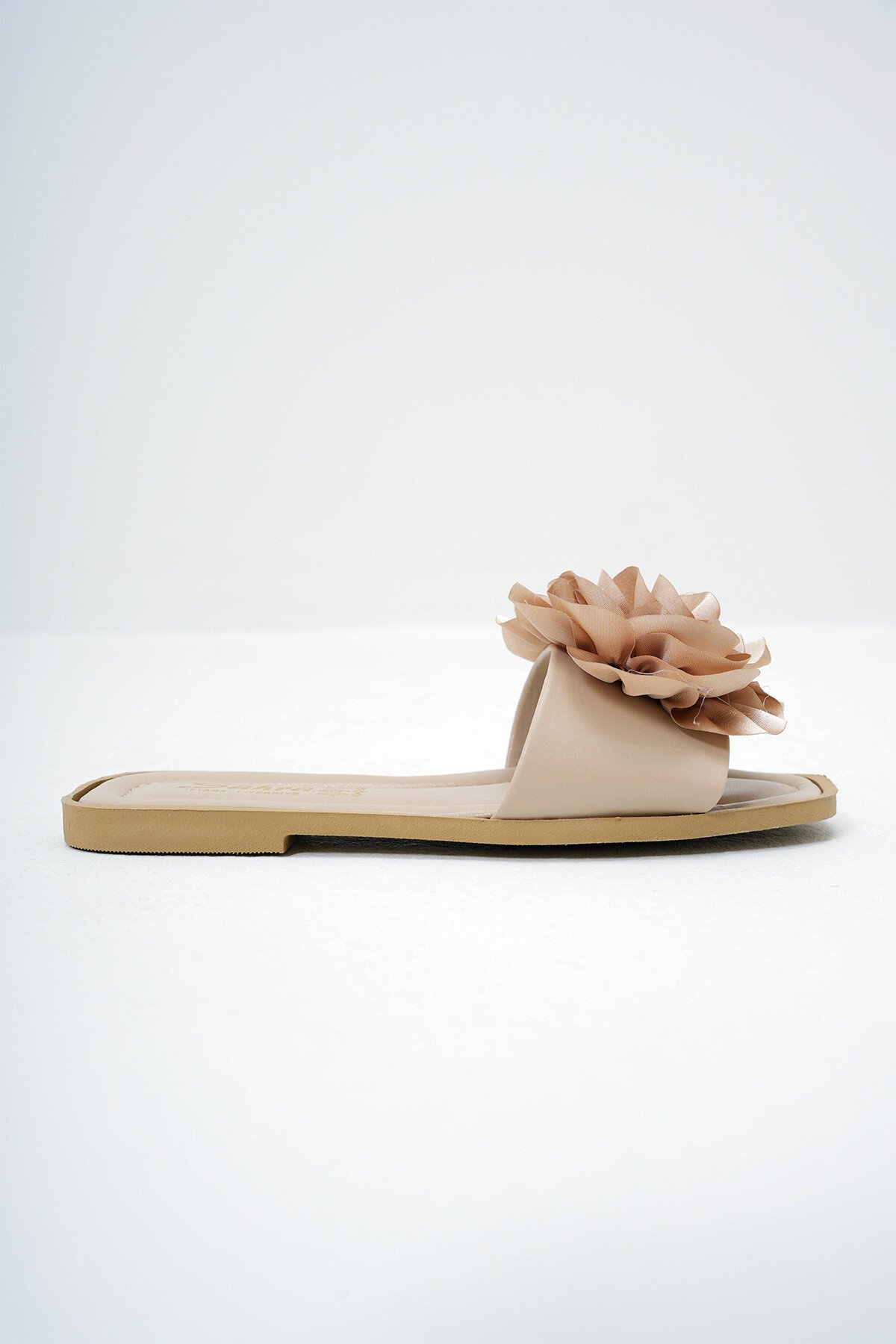 Bej Çiçek Aksesuarlı Suni Deri Düz Terlik