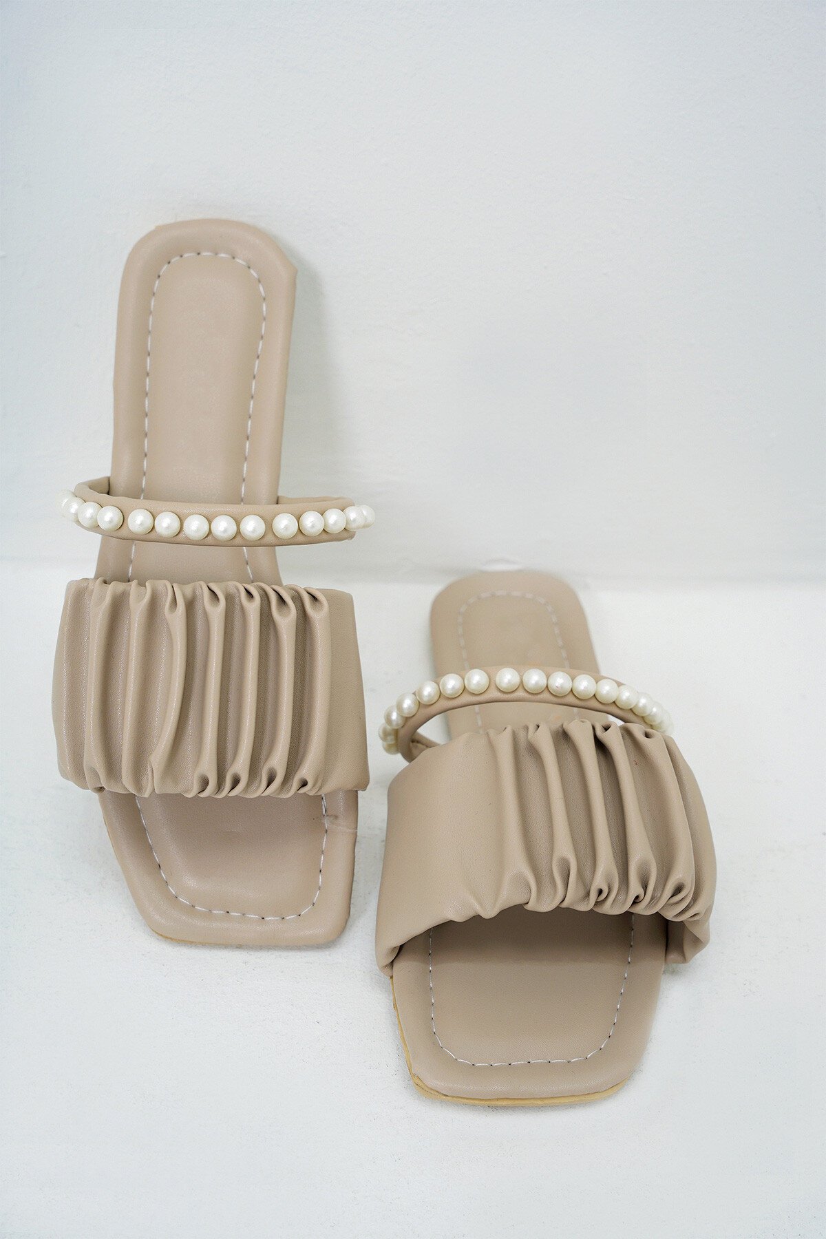 Bej Çift Bantlı İnci Detaylı Suni Deri Düz Terlik