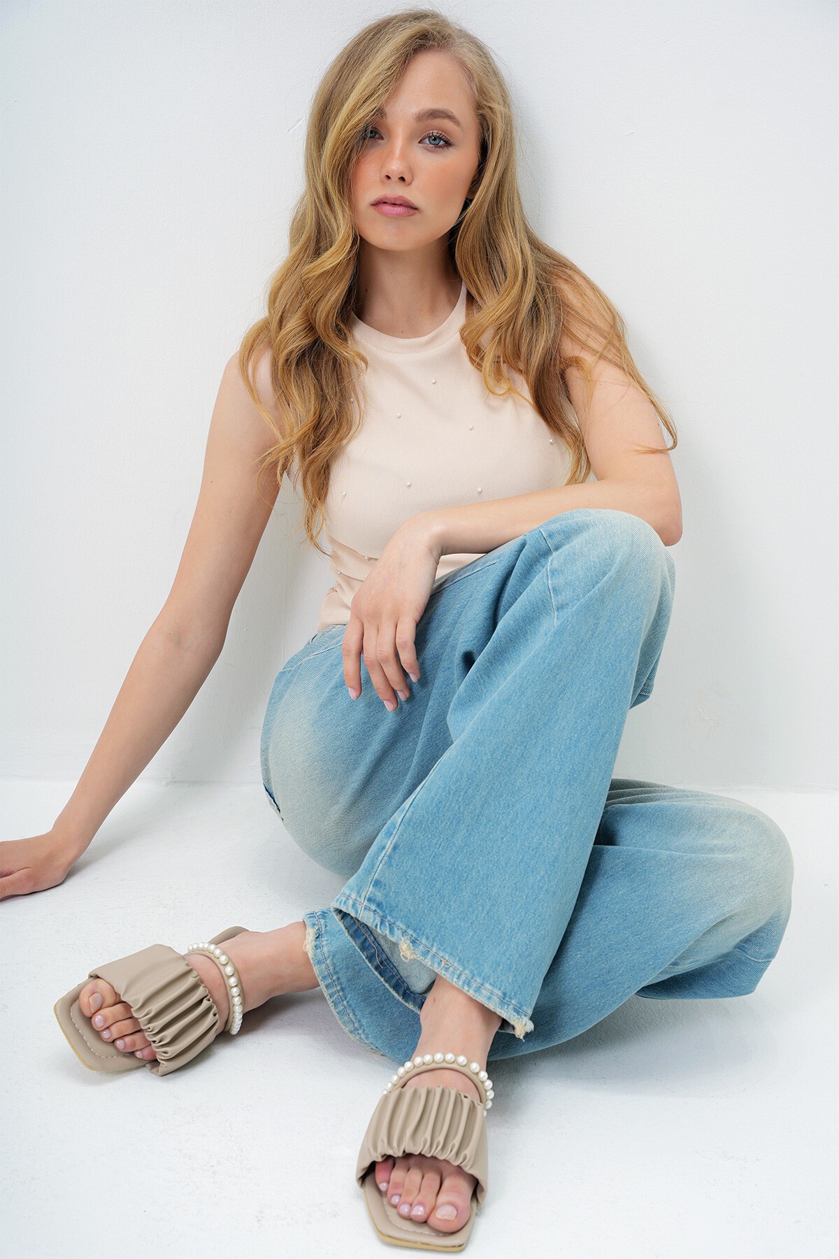 Bej Çift Bantlı İnci Detaylı Suni Deri Düz Terlik