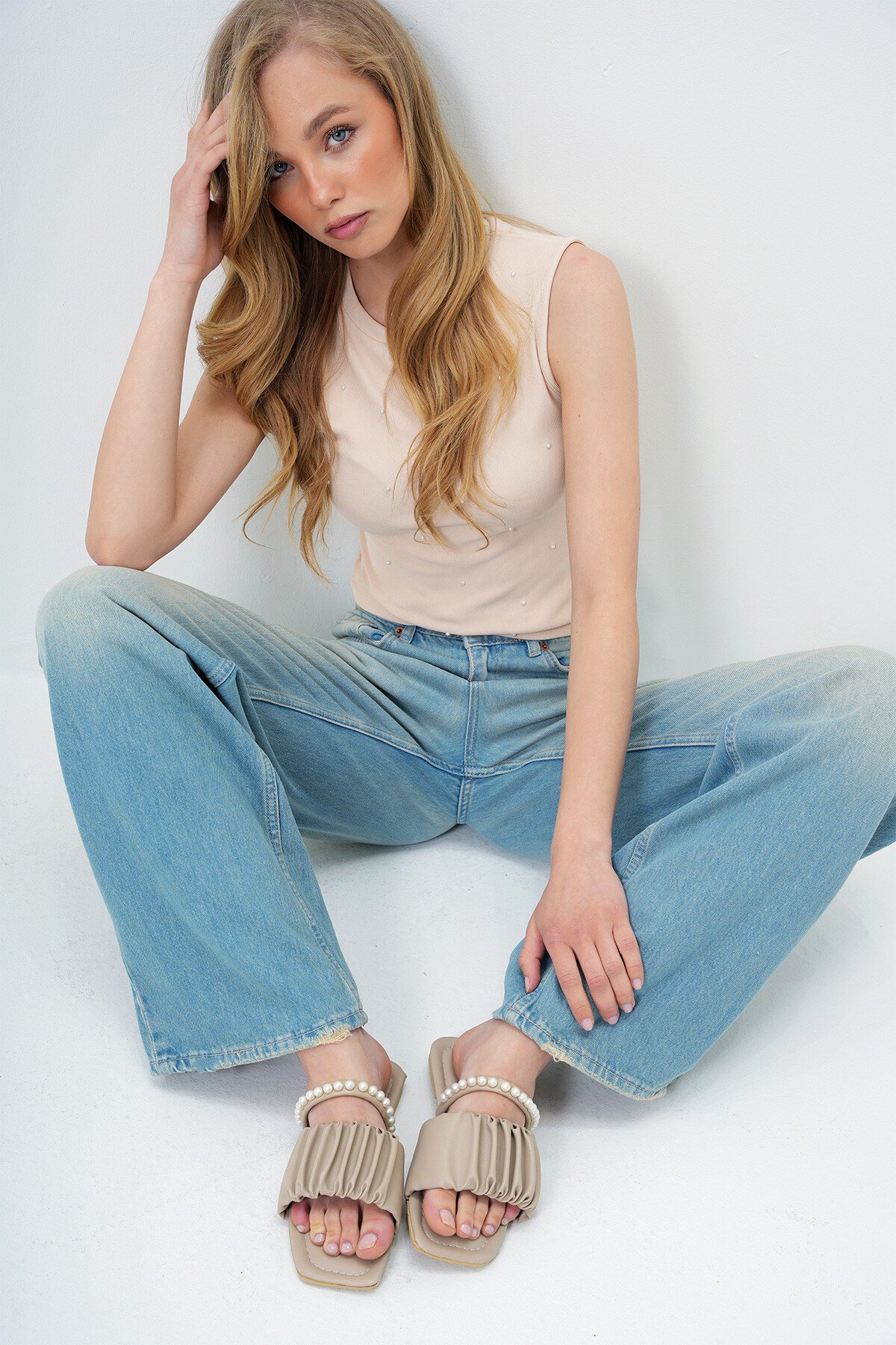 Bej Çift Bantlı İnci Detaylı Suni Deri Düz Terlik