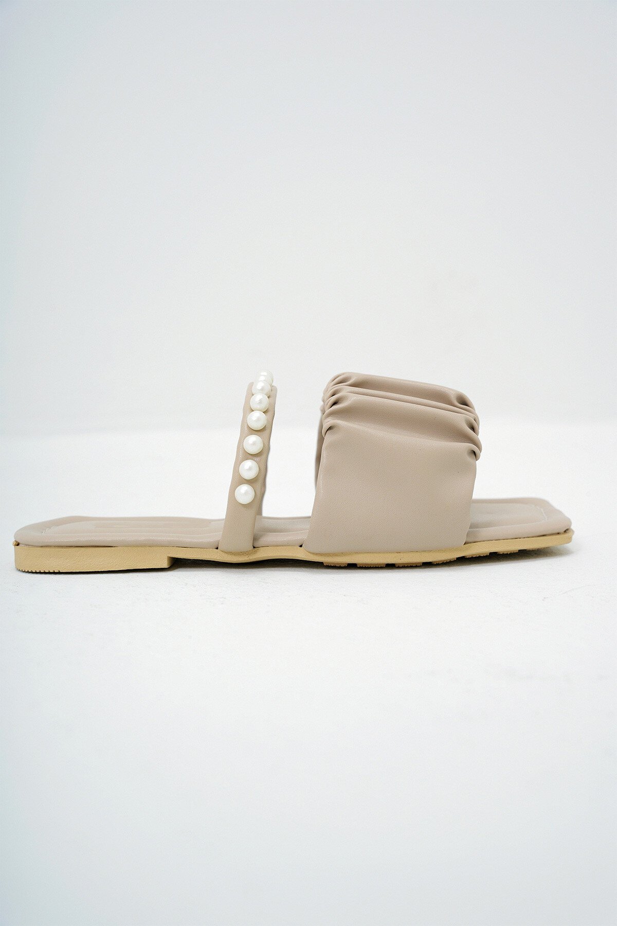 Bej Çift Bantlı İnci Detaylı Suni Deri Düz Terlik