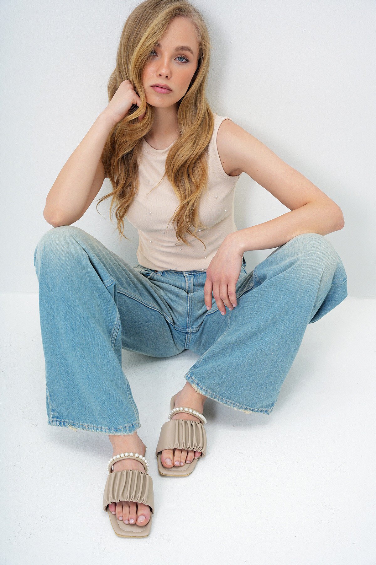 Bej Çift Bantlı İnci Detaylı Suni Deri Düz Terlik