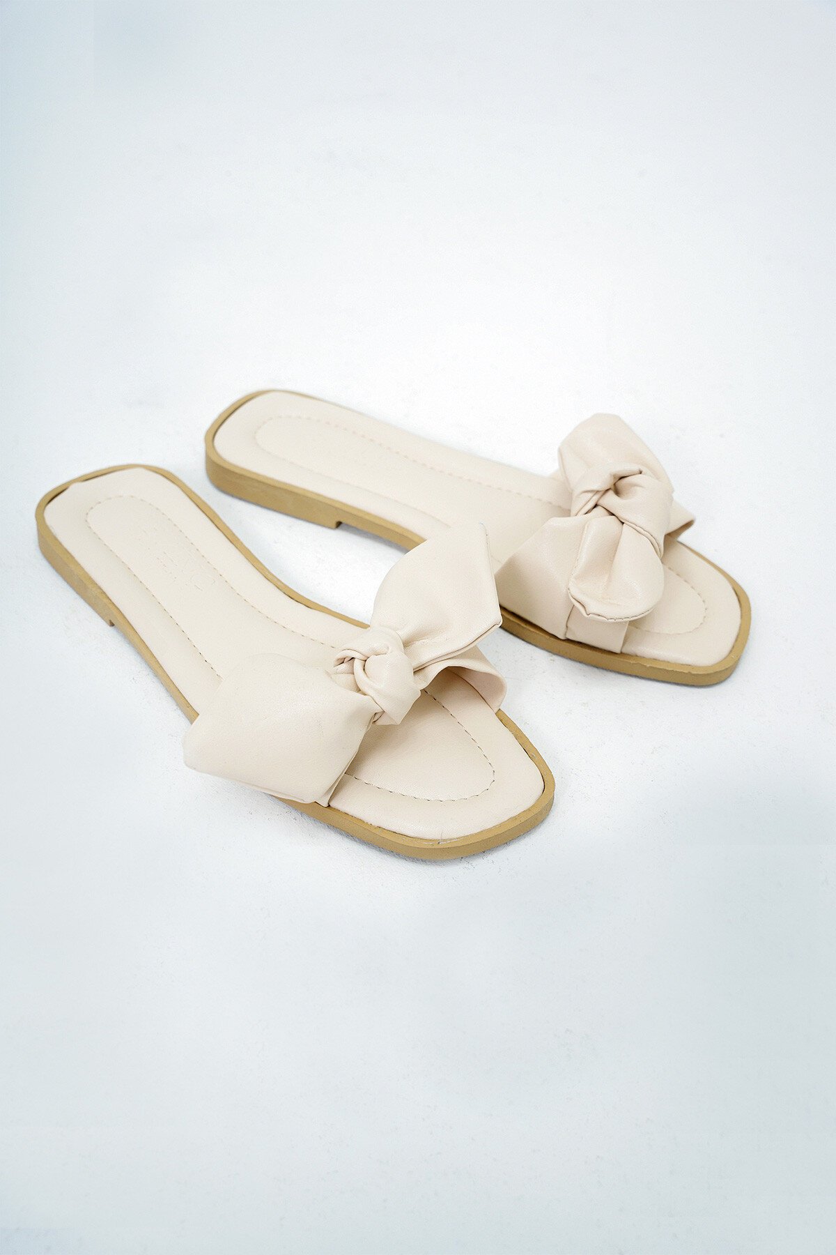 Bej Fiyonk Detaylı Suni Deri Düz Terlik