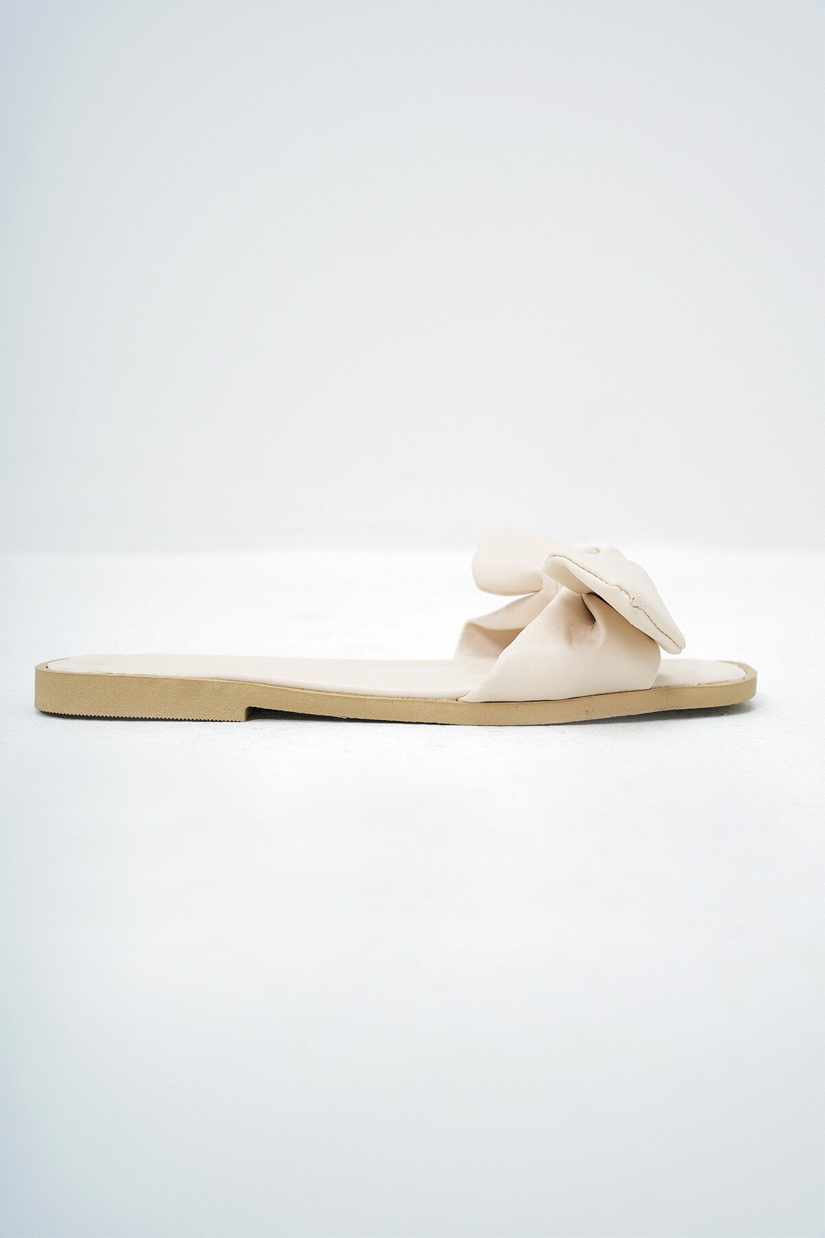 Bej Fiyonk Detaylı Suni Deri Düz Terlik