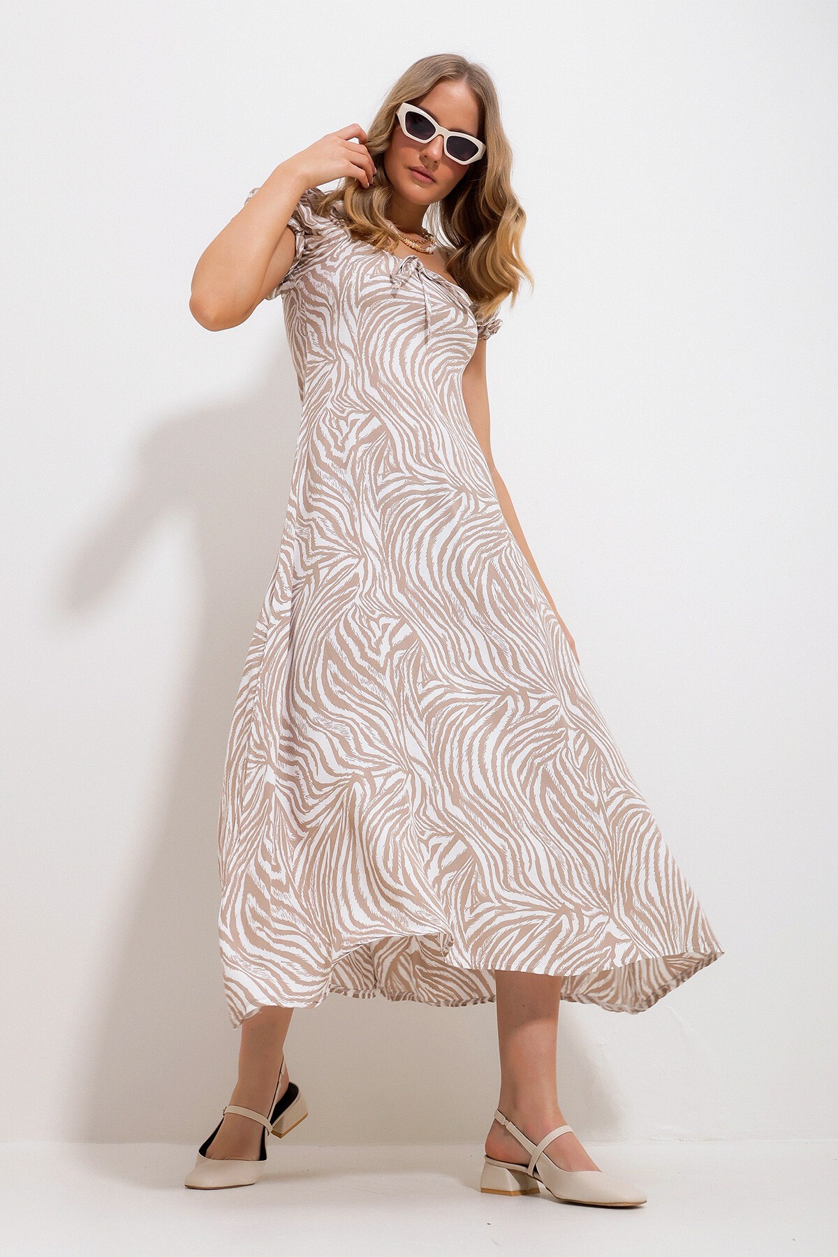 Bej Kare Yaka Çiçek Desenli Dokuma Elbise