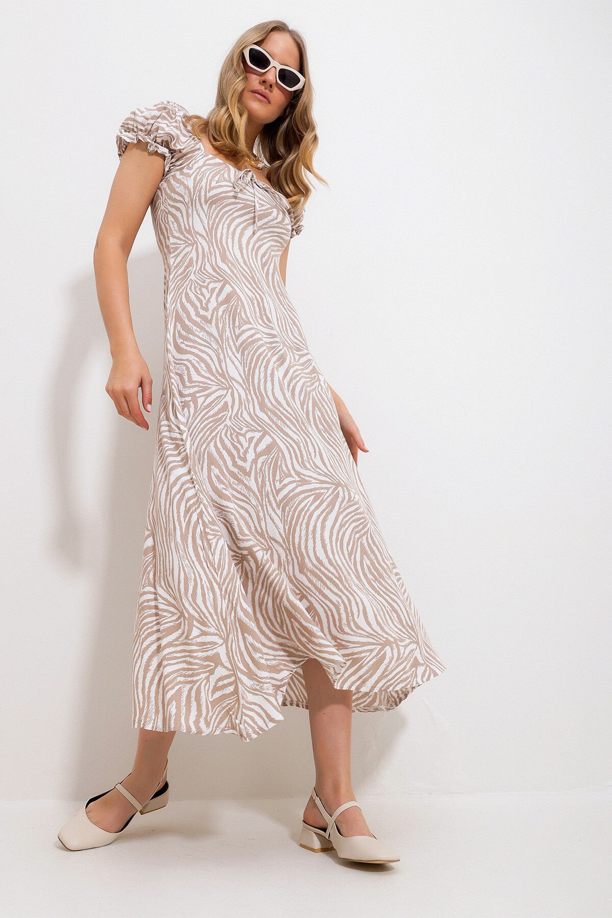 Bej Kare Yaka Çiçek Desenli Dokuma Elbise