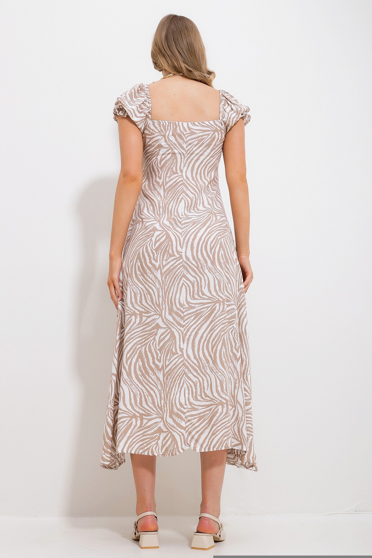 Bej Kare Yaka Çiçek Desenli Dokuma Elbise