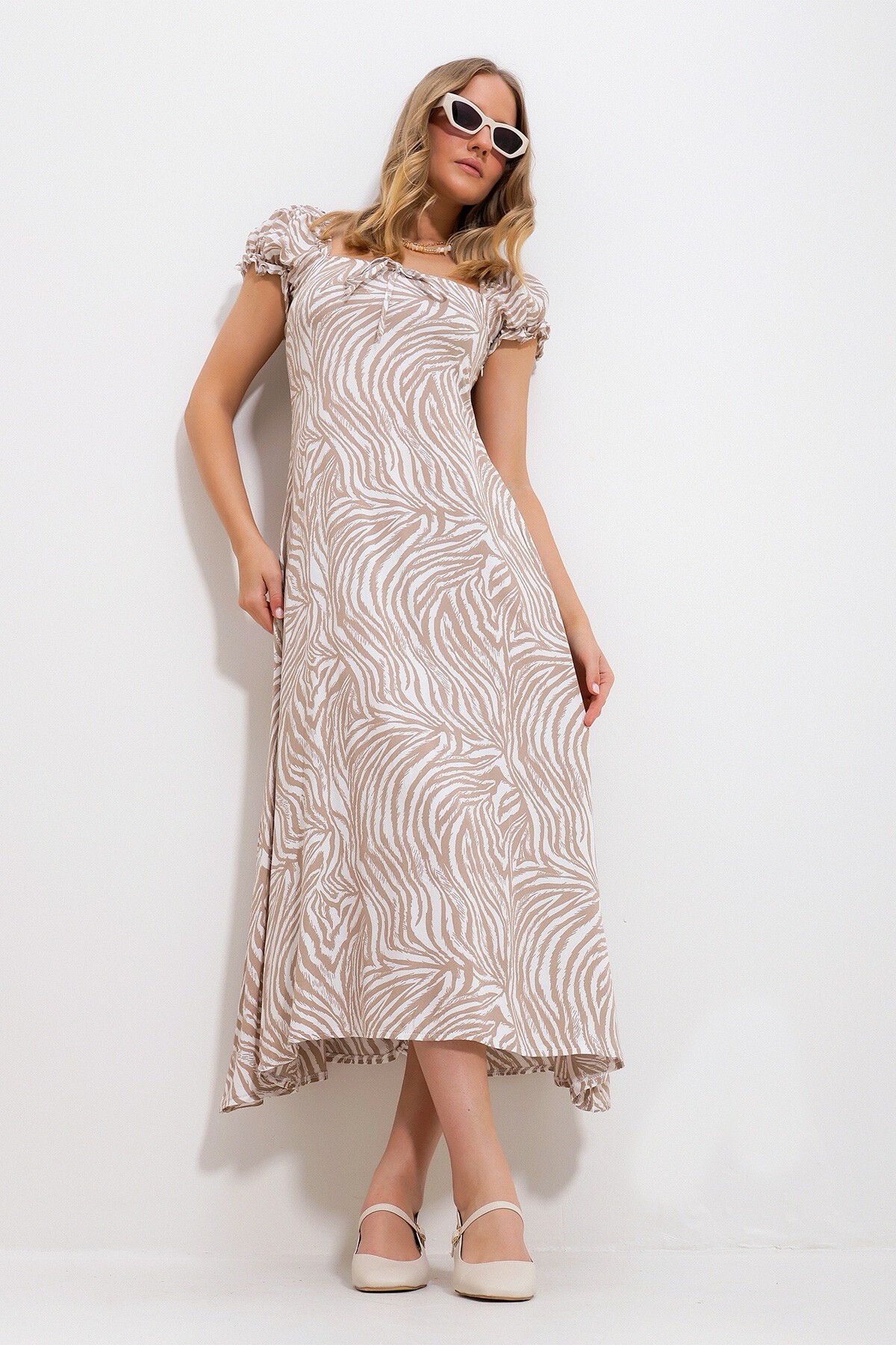 Bej Kare Yaka Çiçek Desenli Dokuma Elbise