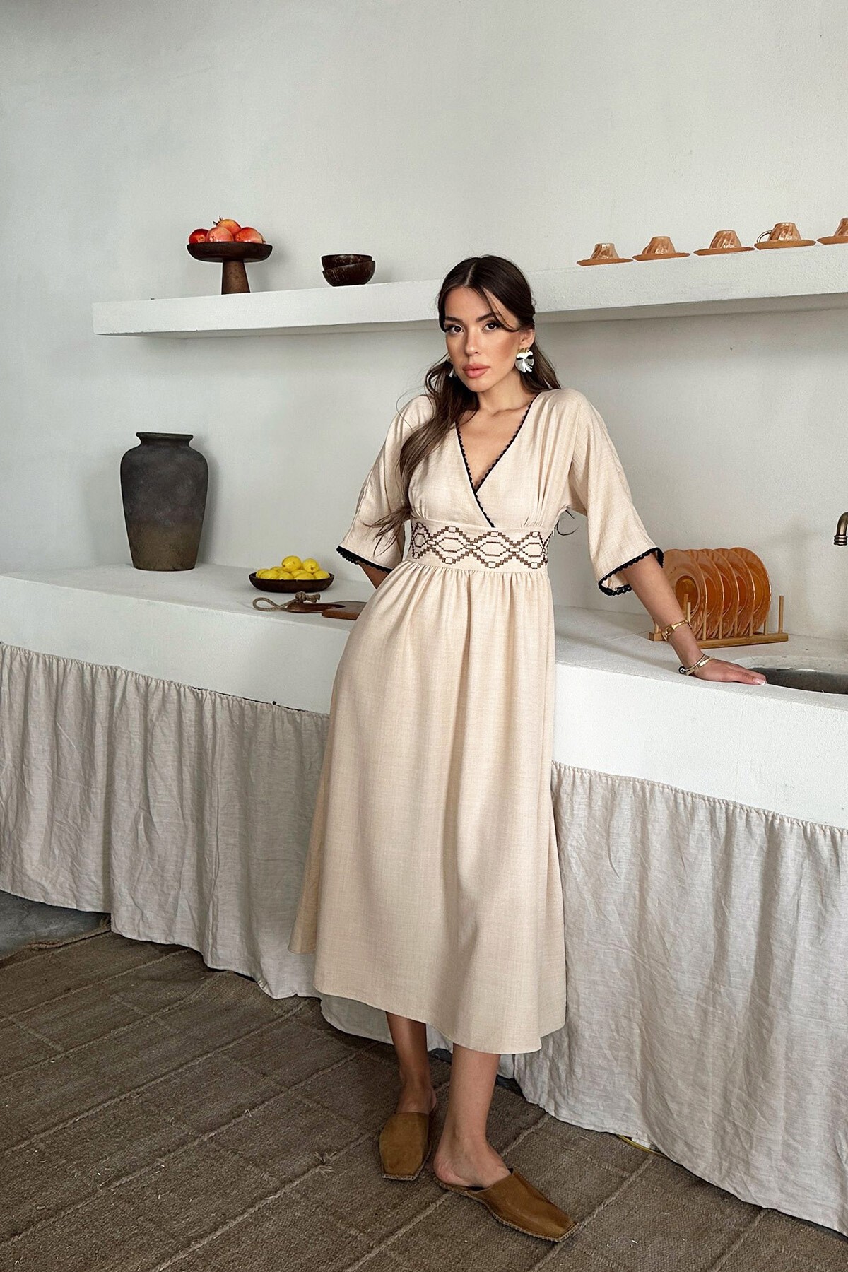 Bej Kruvaze Yaka Nakış İşlemeli Midi Boy Keten Elbise