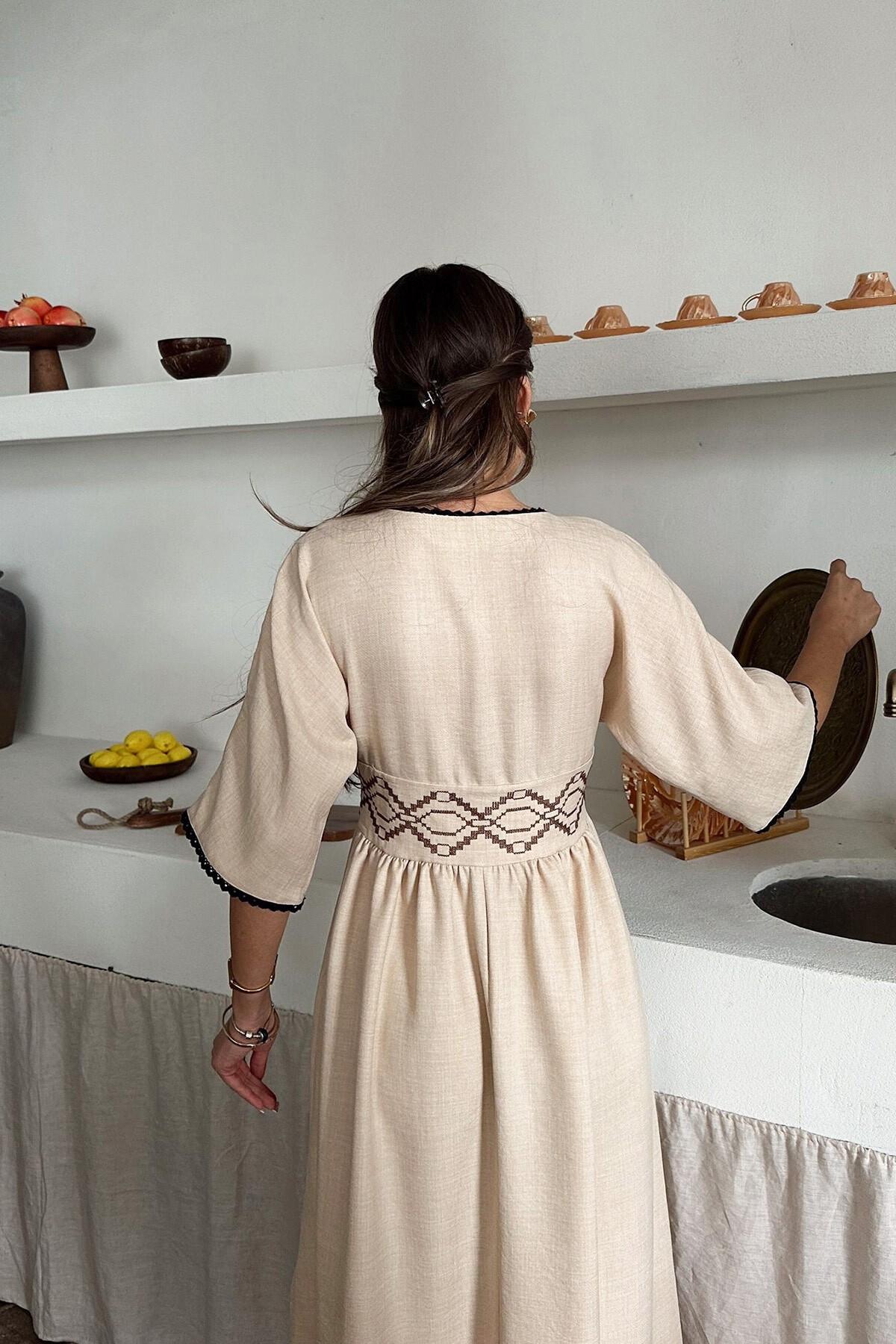 Bej Kruvaze Yaka Nakış İşlemeli Midi Boy Keten Elbise