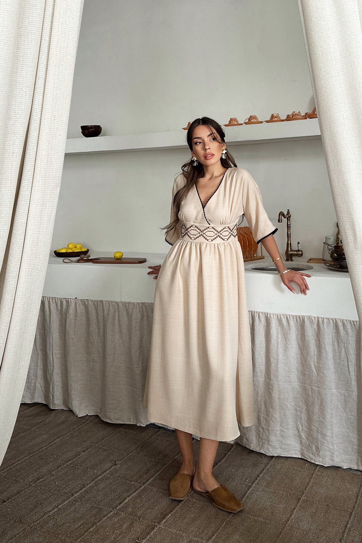 Bej Kruvaze Yaka Nakış İşlemeli Midi Boy Keten Elbise