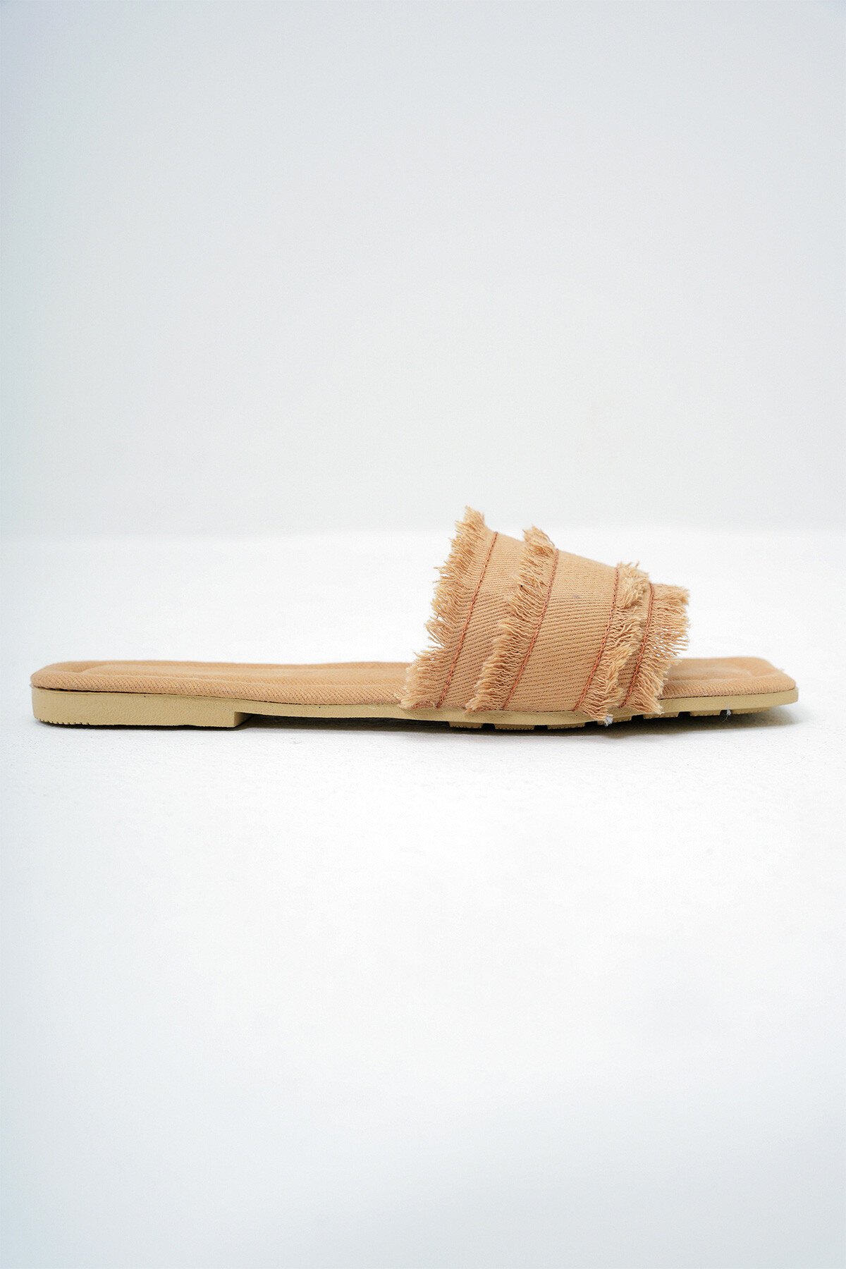 Bej Püskül Detaylı Keten Kumaş Düz Terlik