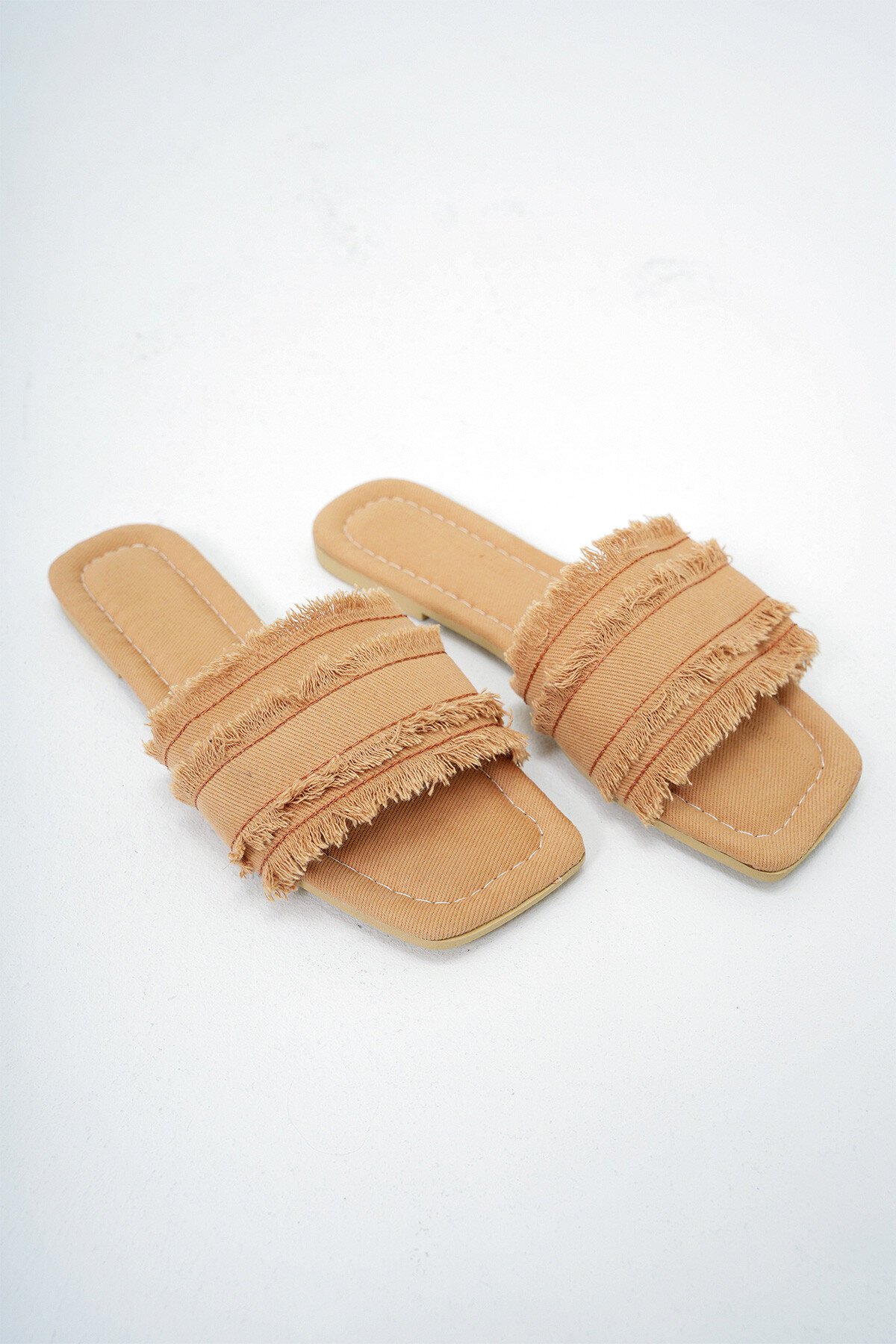 Bej Püskül Detaylı Keten Kumaş Düz Terlik