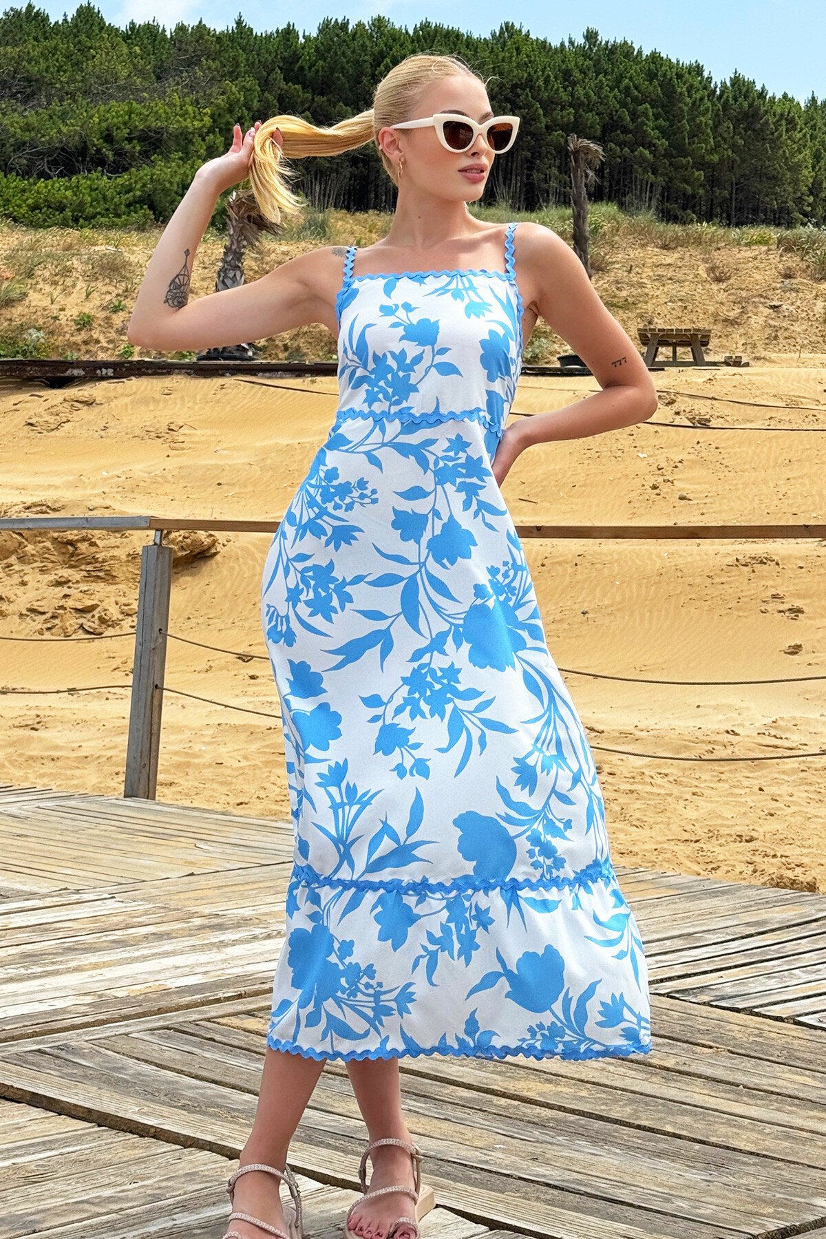 Beyaz Ayarlanabilir Askılı Sırtı Gipeli Eteği Fırfırlı Poplin Midi Elbise