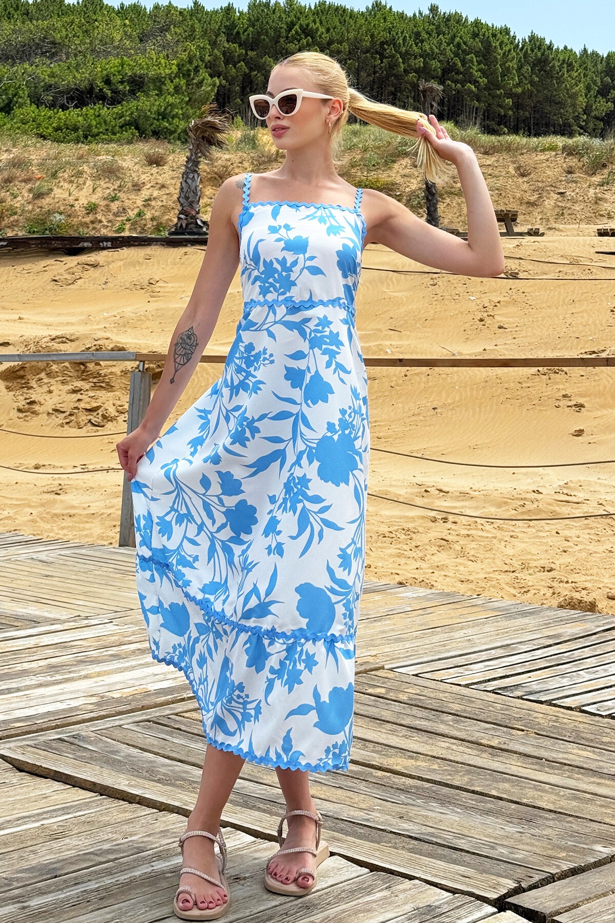 Beyaz Ayarlanabilir Askılı Sırtı Gipeli Eteği Fırfırlı Poplin Midi Elbise