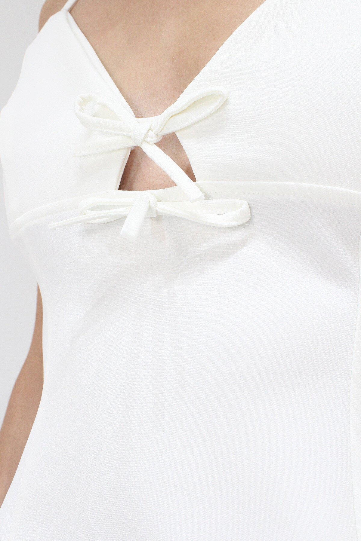 Beyaz Ayarlanabilir İp Askılı Fiyonk Detaylı Fermuar Kapamalı Bluz