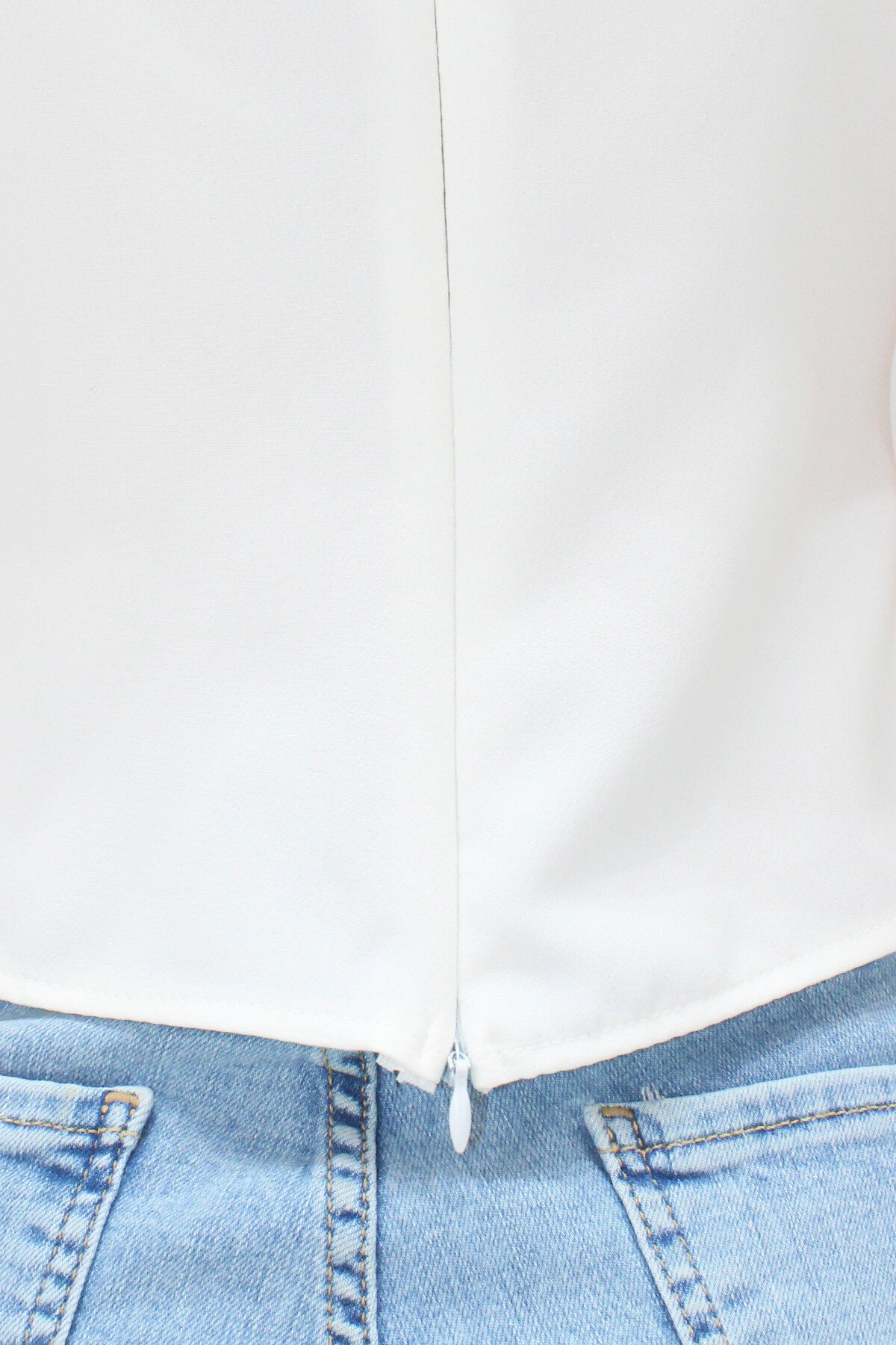 Beyaz Ayarlanabilir İp Askılı Fiyonk Detaylı Fermuar Kapamalı Bluz