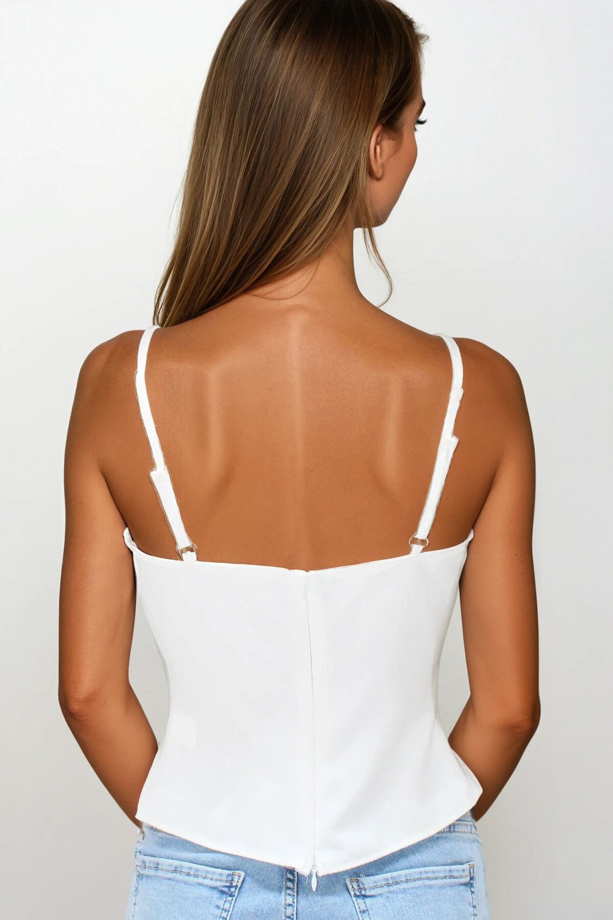 Beyaz Ayarlanabilir İp Askılı Fiyonk Detaylı Fermuar Kapamalı Bluz