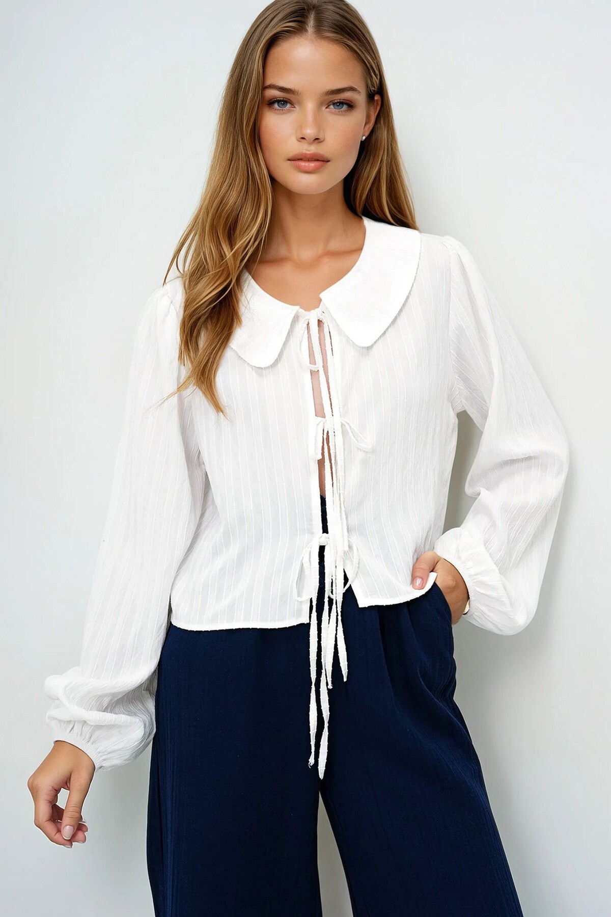 Beyaz Bebe Yaka Armürlü Balon Kol Bağlamalı Şönil Dokuma Gömlek