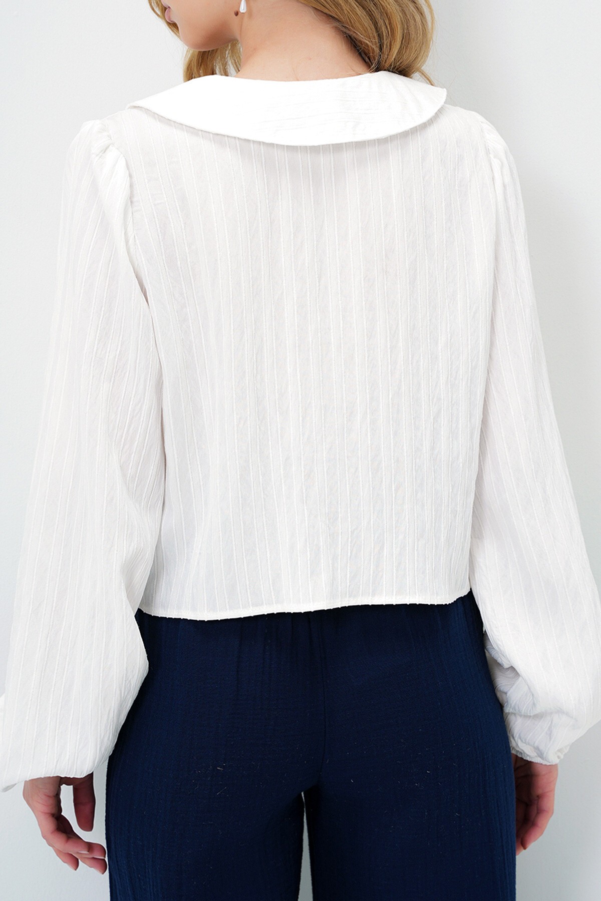 Beyaz Bebe Yaka Armürlü Balon Kol Bağlamalı Şönil Dokuma Gömlek