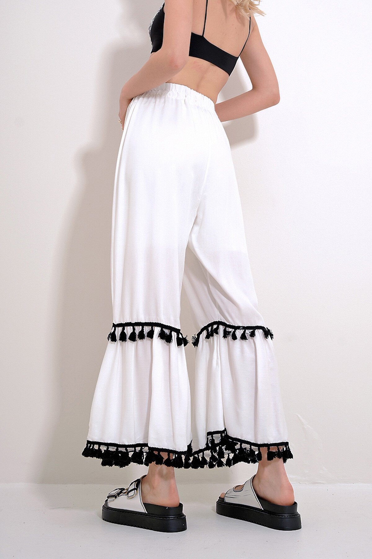 Beyaz Beli Lastikli Püskül Detaylı Geniş Paça Dokuma Viskon Pantolon