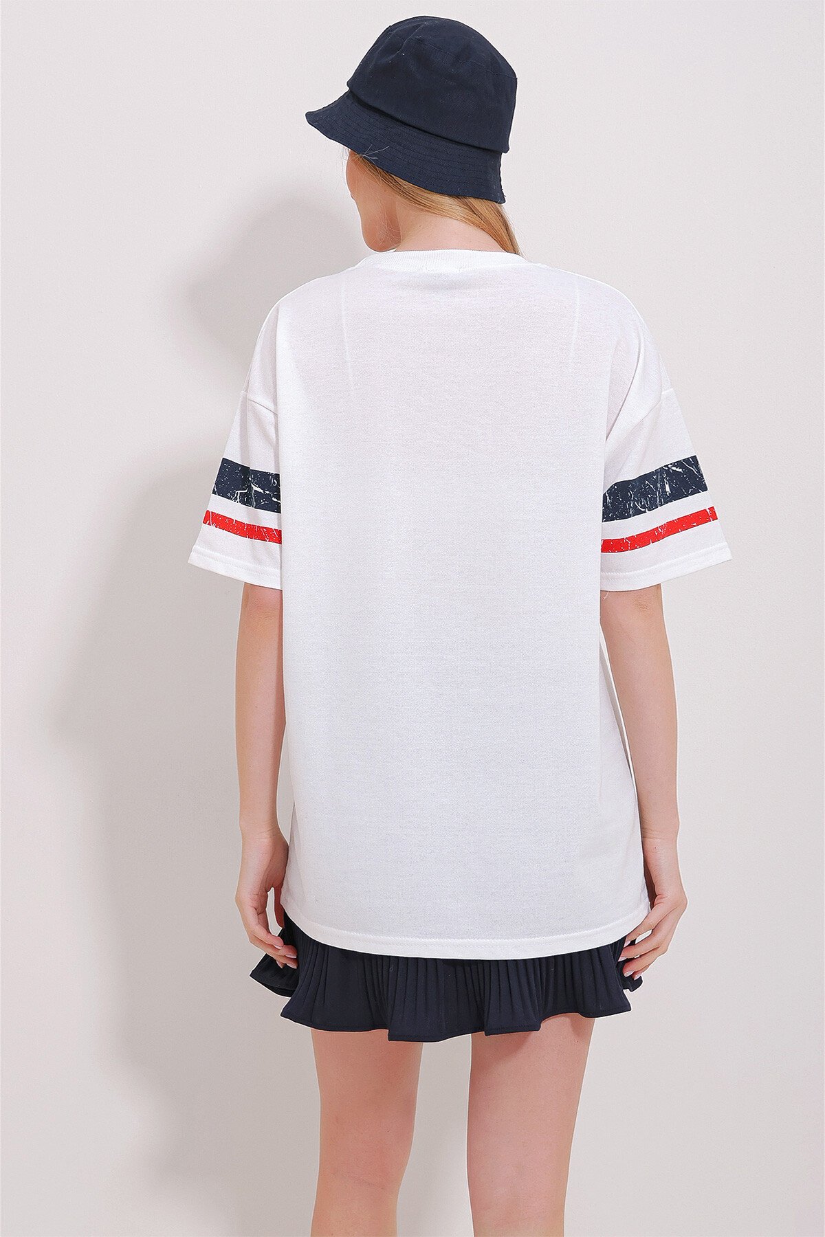 Beyaz Bisiklet Yaka Baskılı İki İplik Oversize T-Shirt