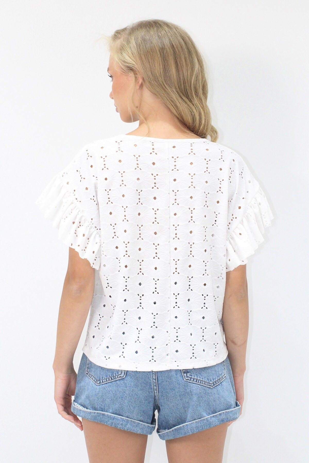 Beyaz Bisiklet Yaka Delik Ajurlu Kolları Fırfırlı Örme Bluz