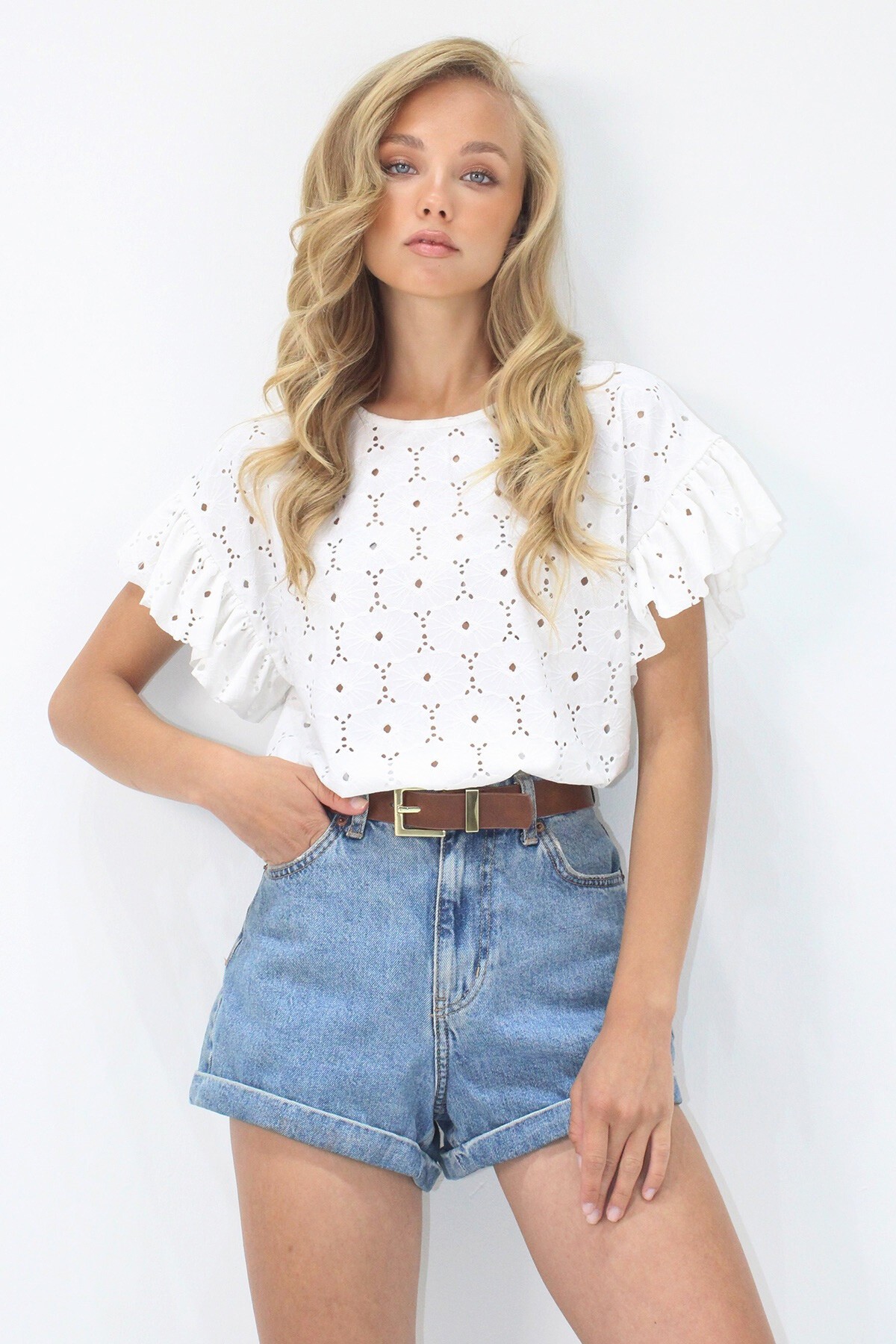 Beyaz Bisiklet Yaka Delik Ajurlu Kolları Fırfırlı Örme Bluz