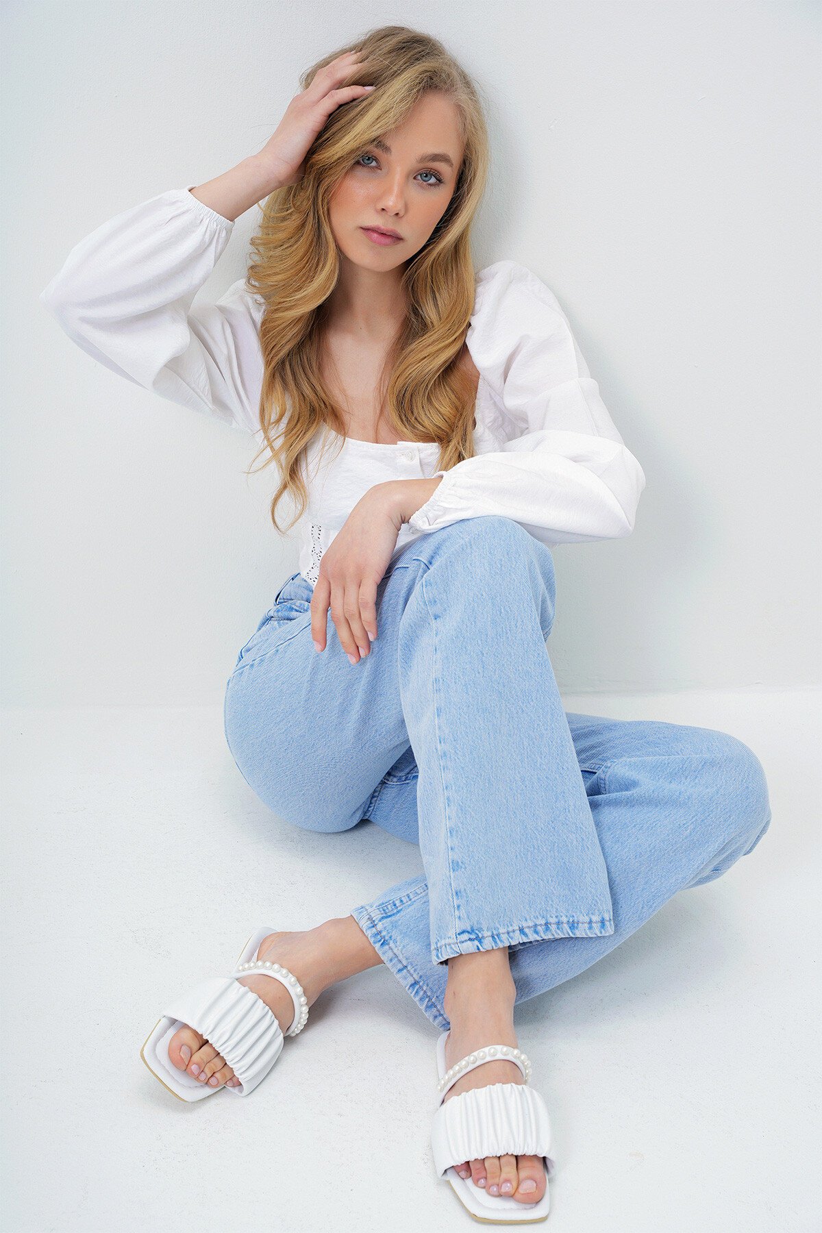 Beyaz Çift Bantlı İnci Detaylı Suni Deri Düz Terlik