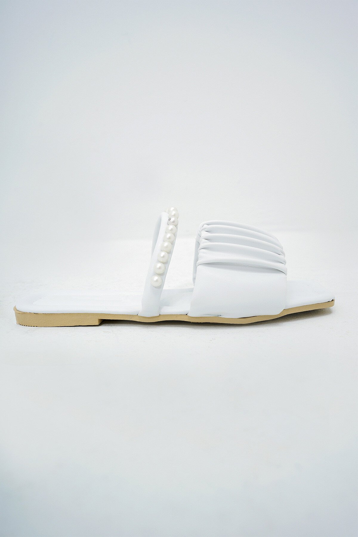 Beyaz Çift Bantlı İnci Detaylı Suni Deri Düz Terlik