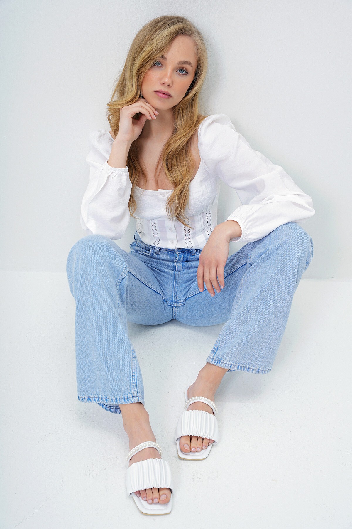 Beyaz Çift Bantlı İnci Detaylı Suni Deri Düz Terlik