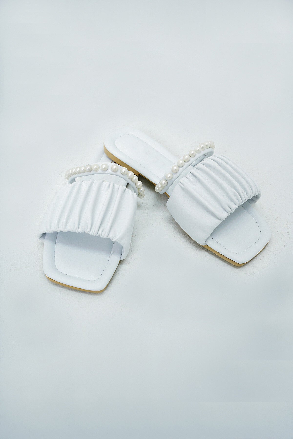 Beyaz Çift Bantlı İnci Detaylı Suni Deri Düz Terlik