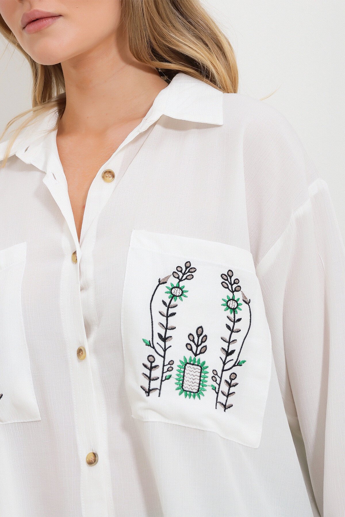 Beyaz Çift Cepli Nakışlı Yanları Düğme Detaylı Dokuma Gömlek