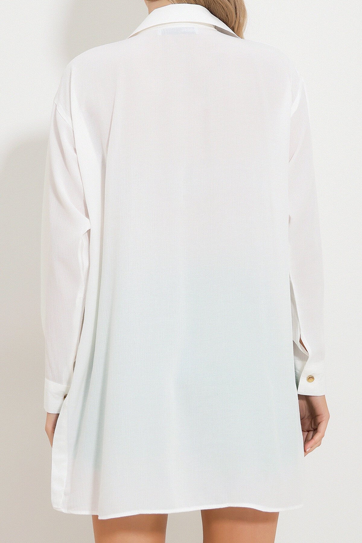 Beyaz Çift Cepli Nakışlı Yanları Düğme Detaylı Dokuma Gömlek