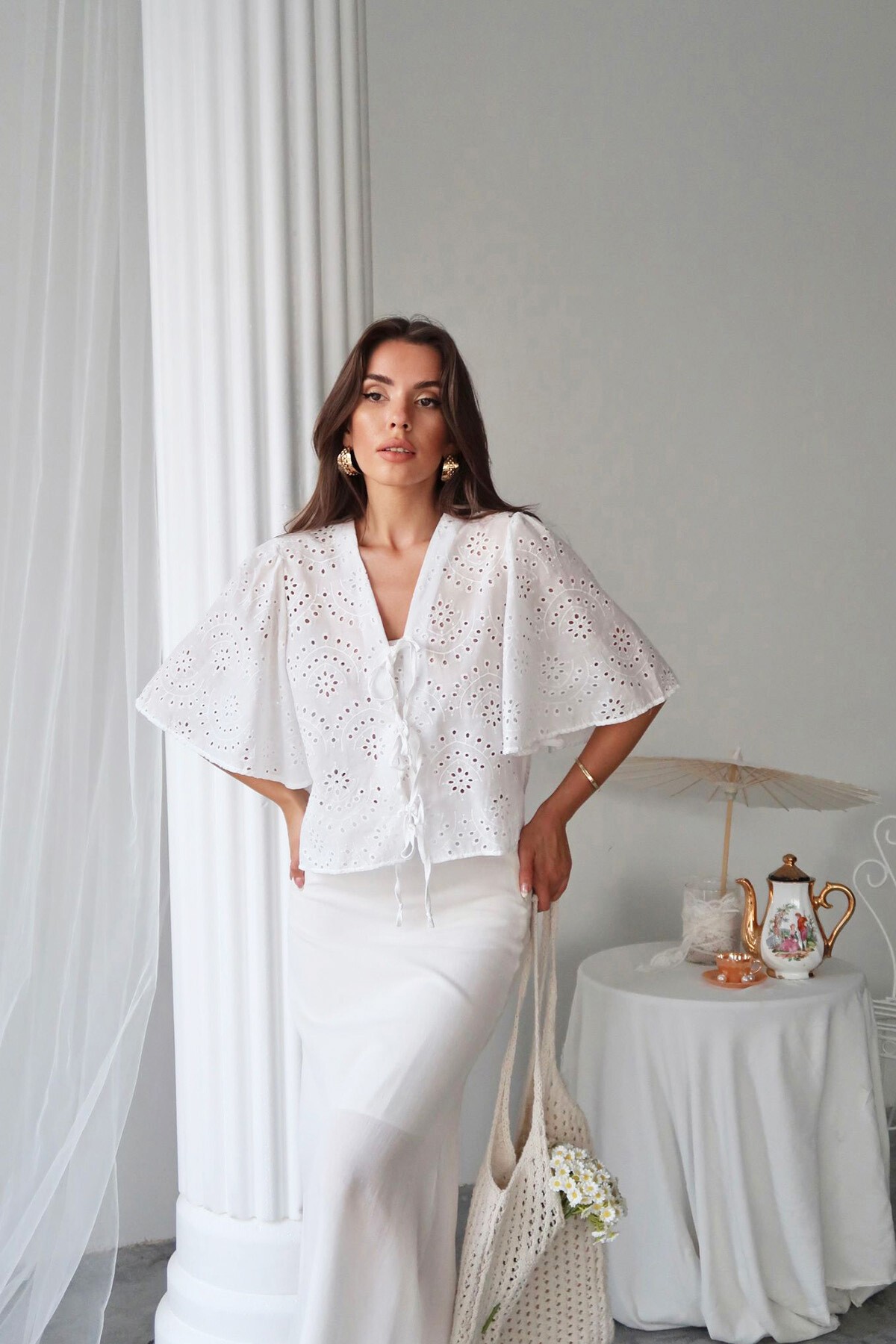 Beyaz Delik Ajurlu Bağlamalı Bluz