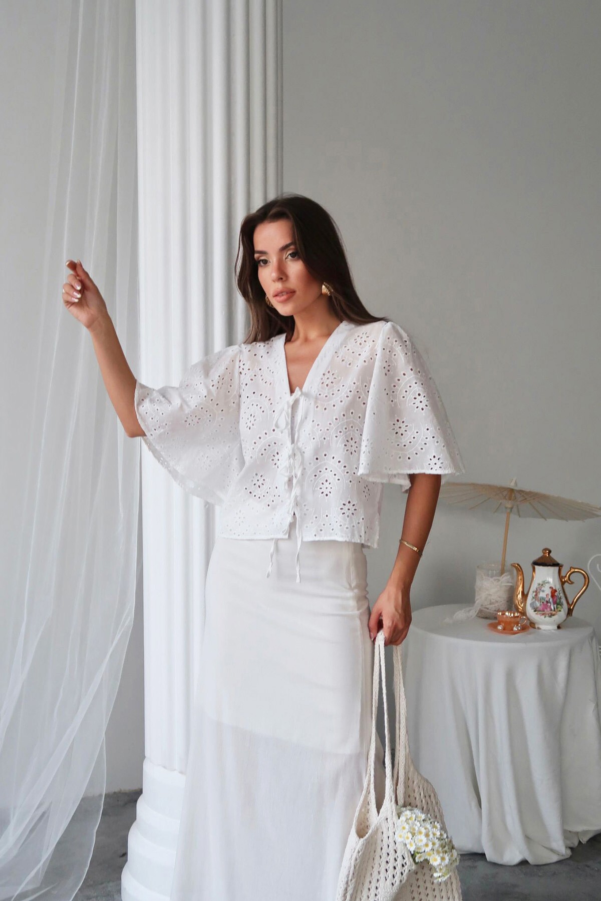 Beyaz Delik Ajurlu Bağlamalı Bluz