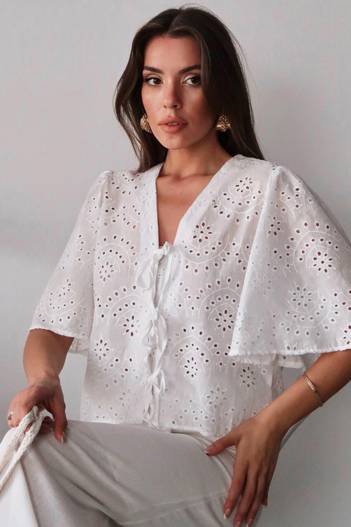 Beyaz Delik Ajurlu Bağlamalı Bluz