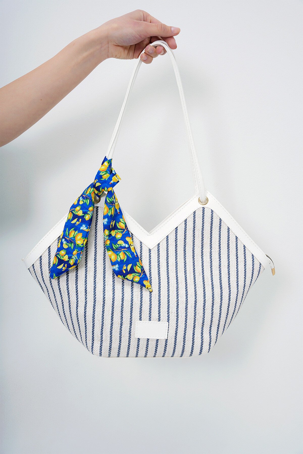 Beyaz Deri Kordonlu Flar Aksesuarlı Çizgili Omuz Çantası