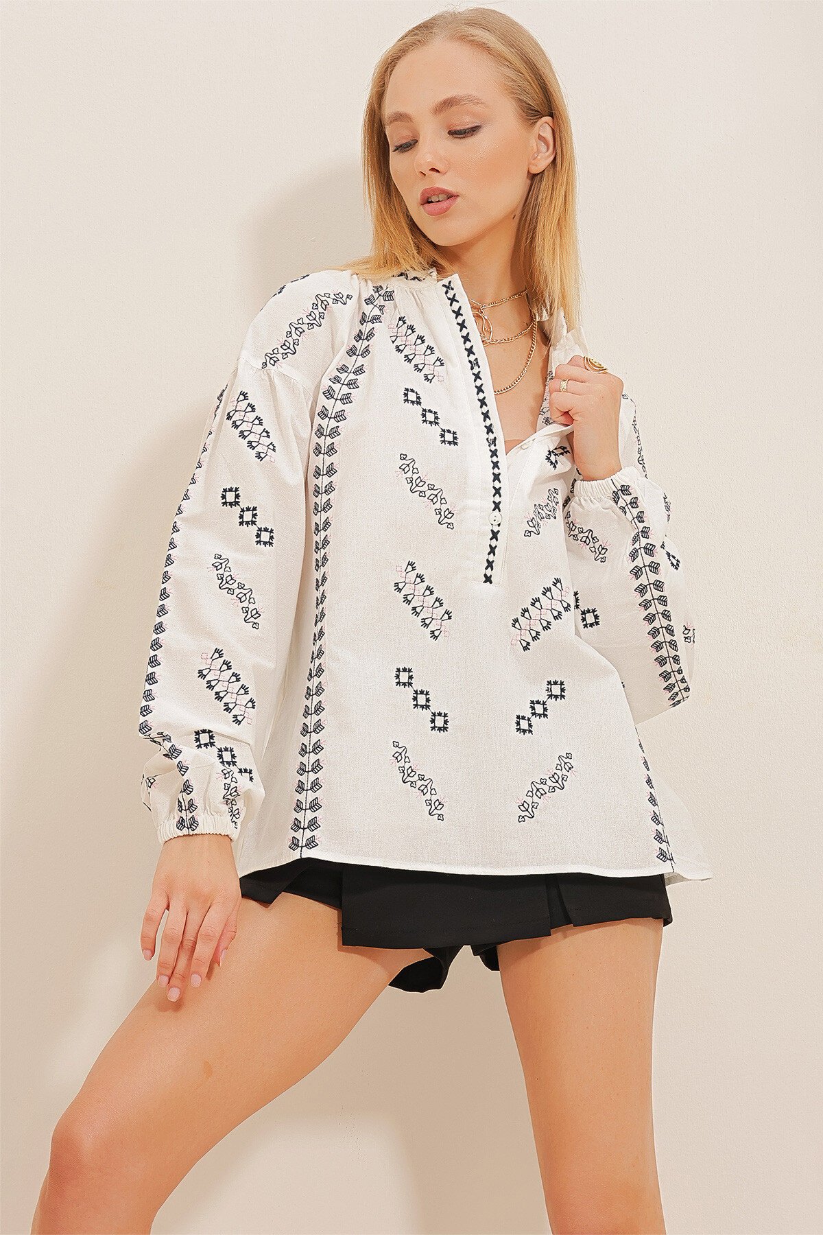 Beyaz Düğmeli Nakışlı Keten Bluz