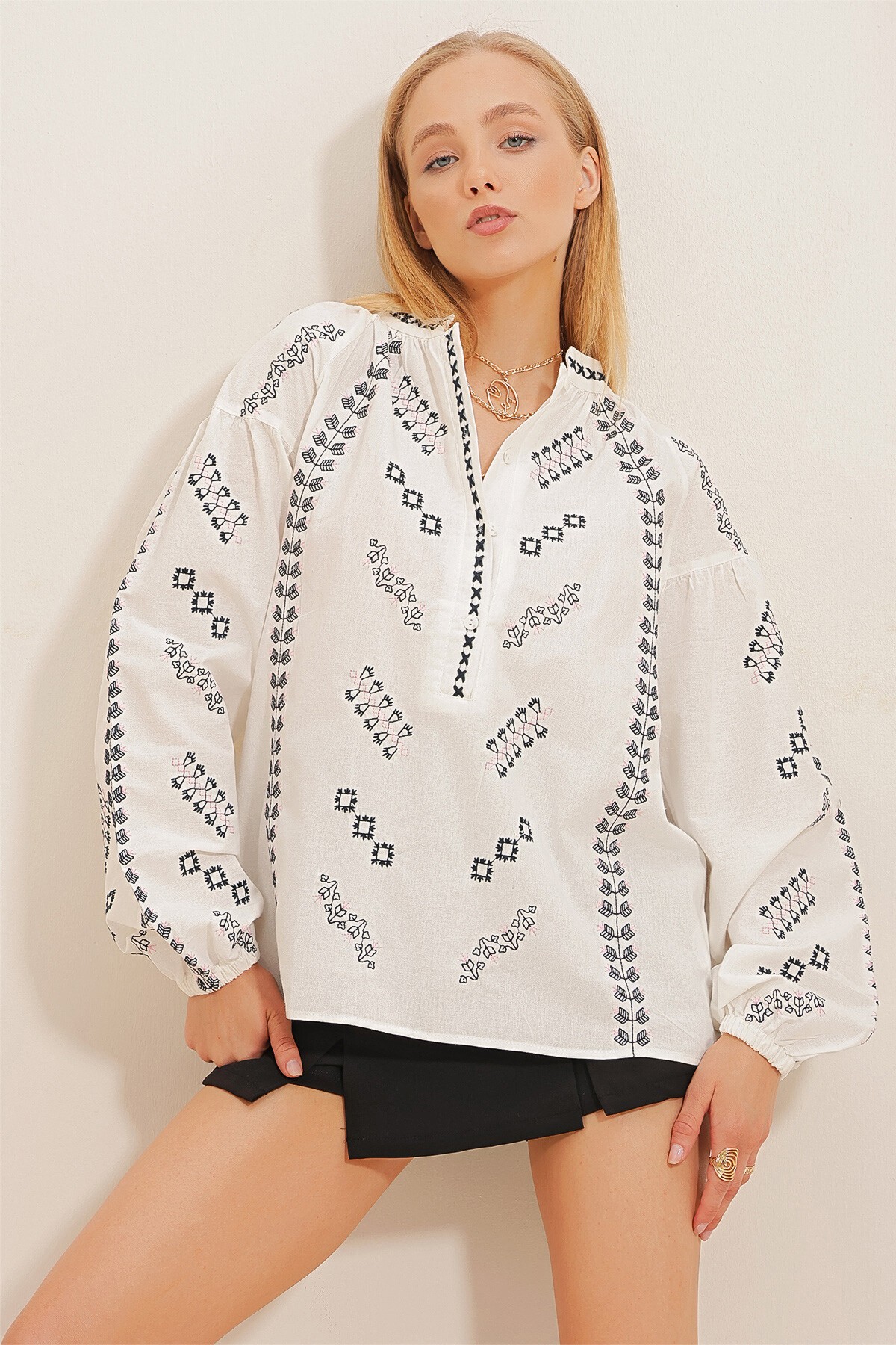 Beyaz Düğmeli Nakışlı Keten Bluz